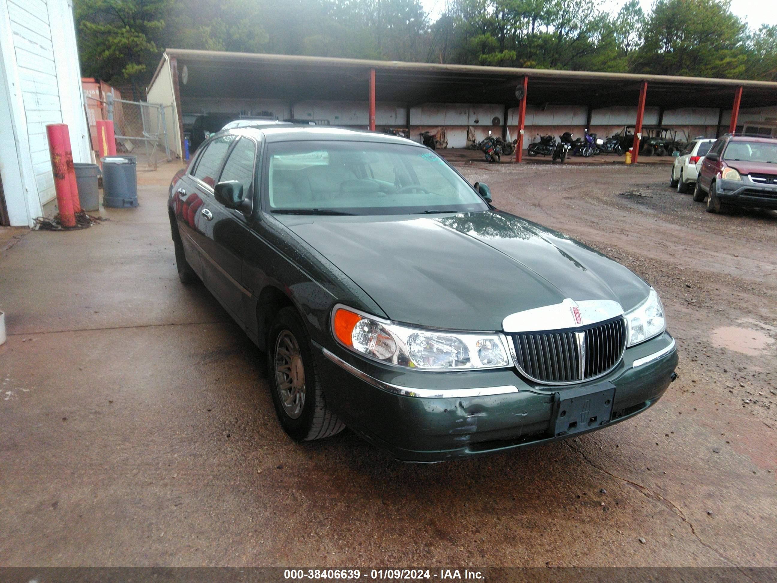 LINCOLN TOWN CAR 1999 1lnhm82w3xy622641