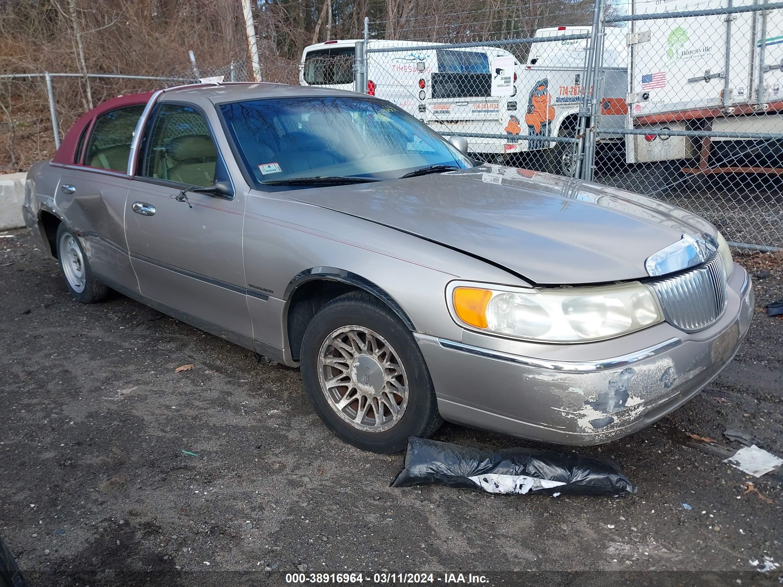 LINCOLN TOWN CAR 2000 1lnhm82w3yy890669