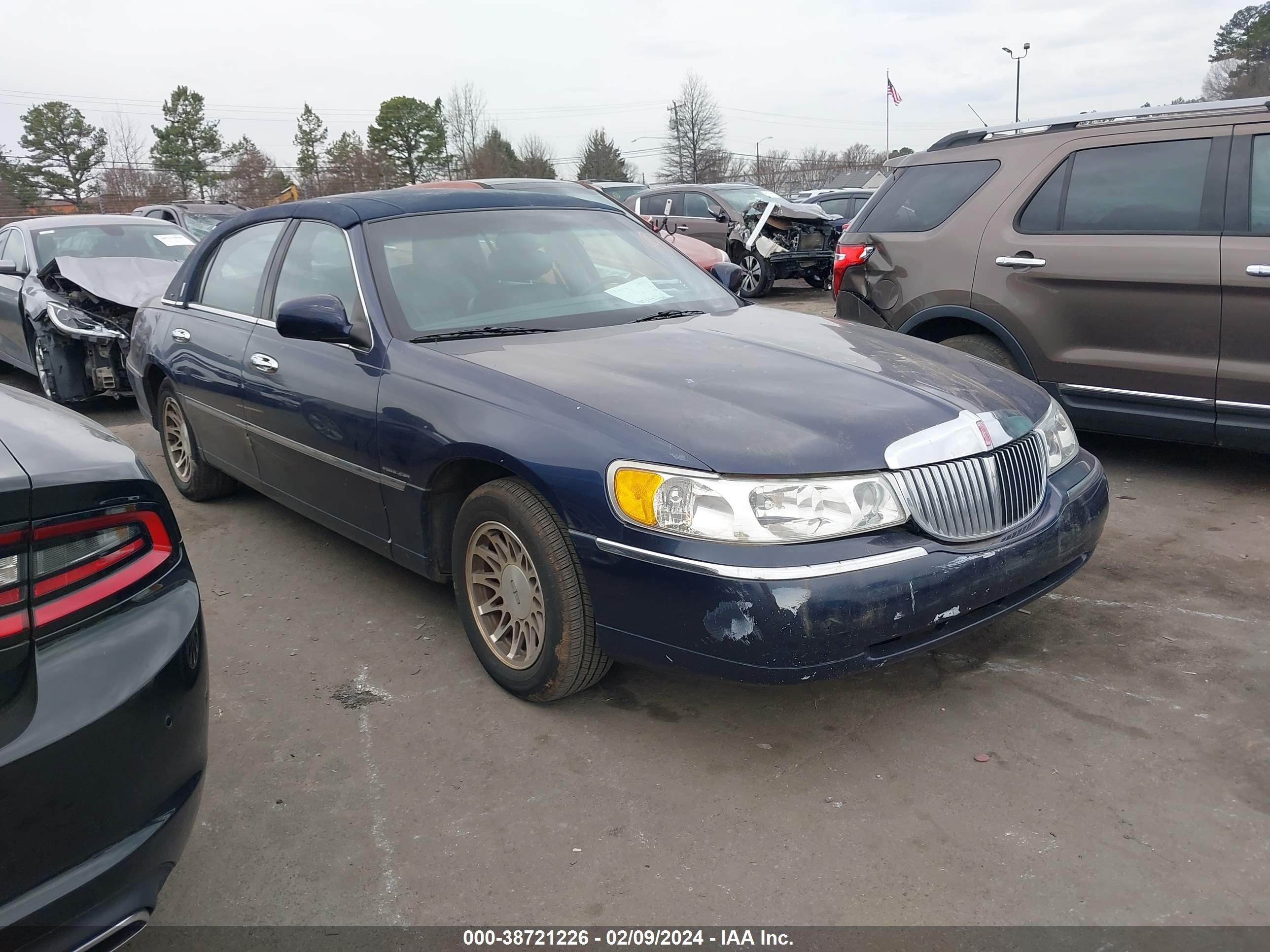 LINCOLN TOWN CAR 2002 1lnhm82w42y609969