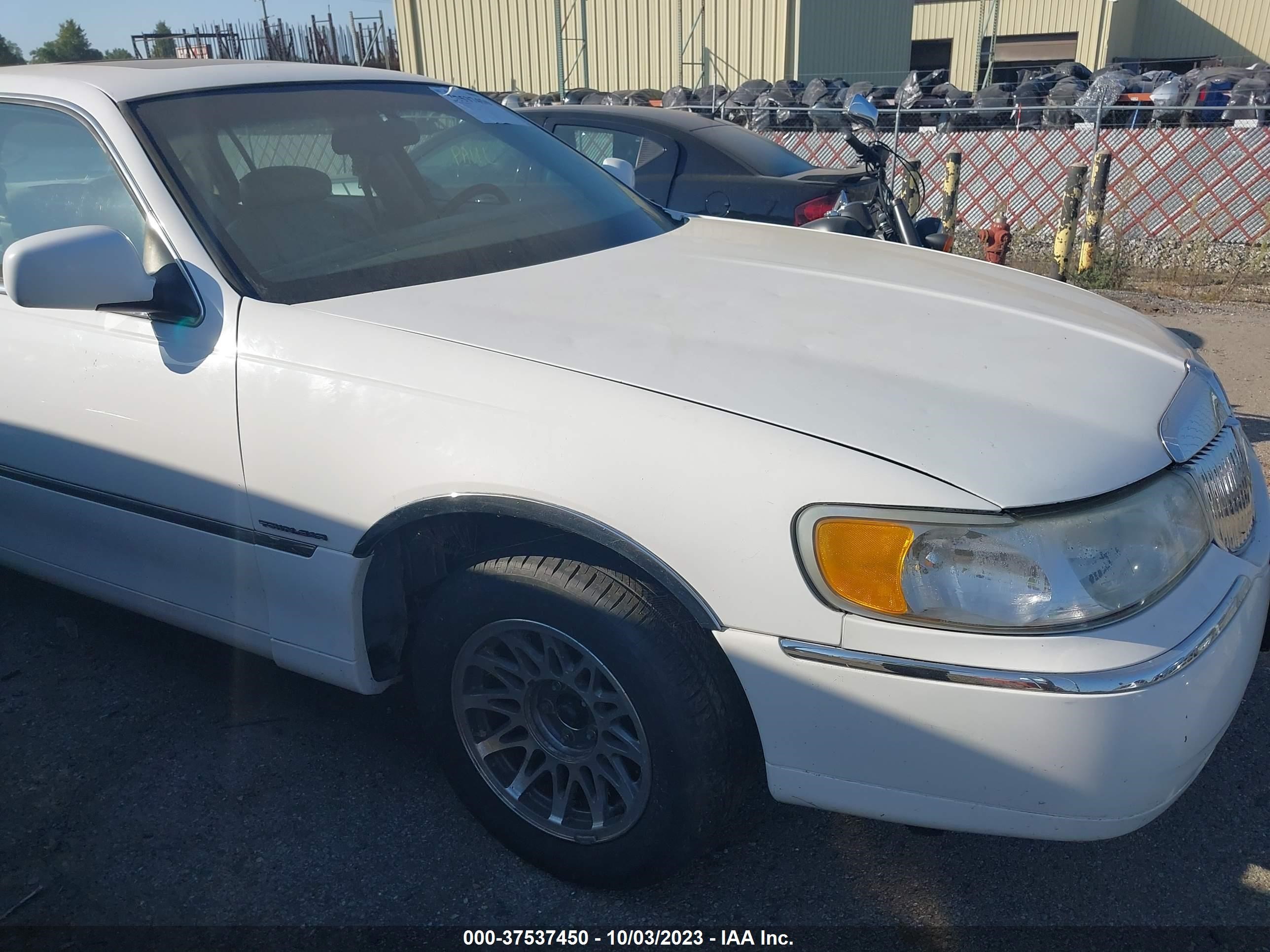 LINCOLN TOWN CAR 2002 1lnhm82w42y645970