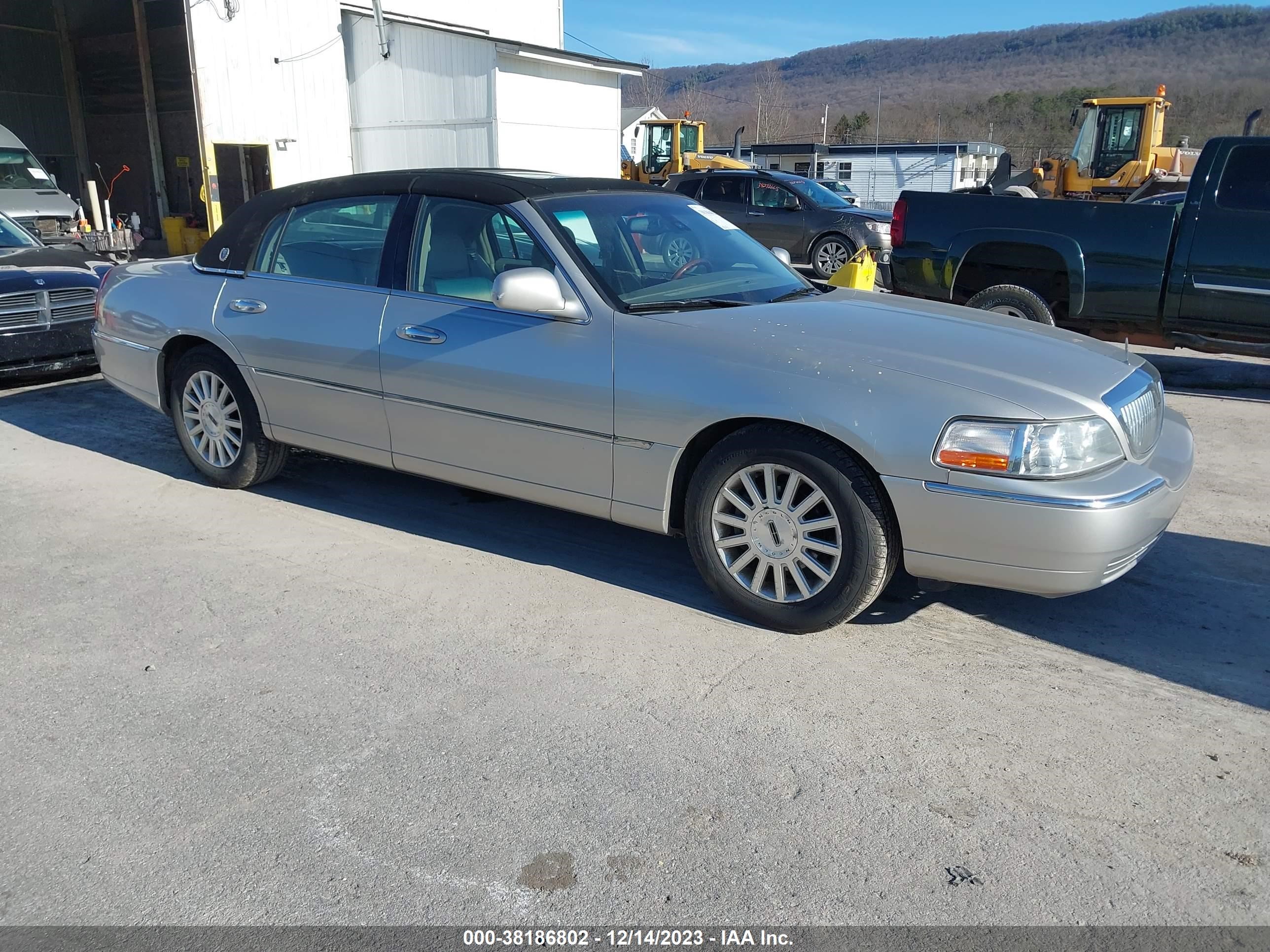 LINCOLN TOWN CAR 2003 1lnhm82w43y622772