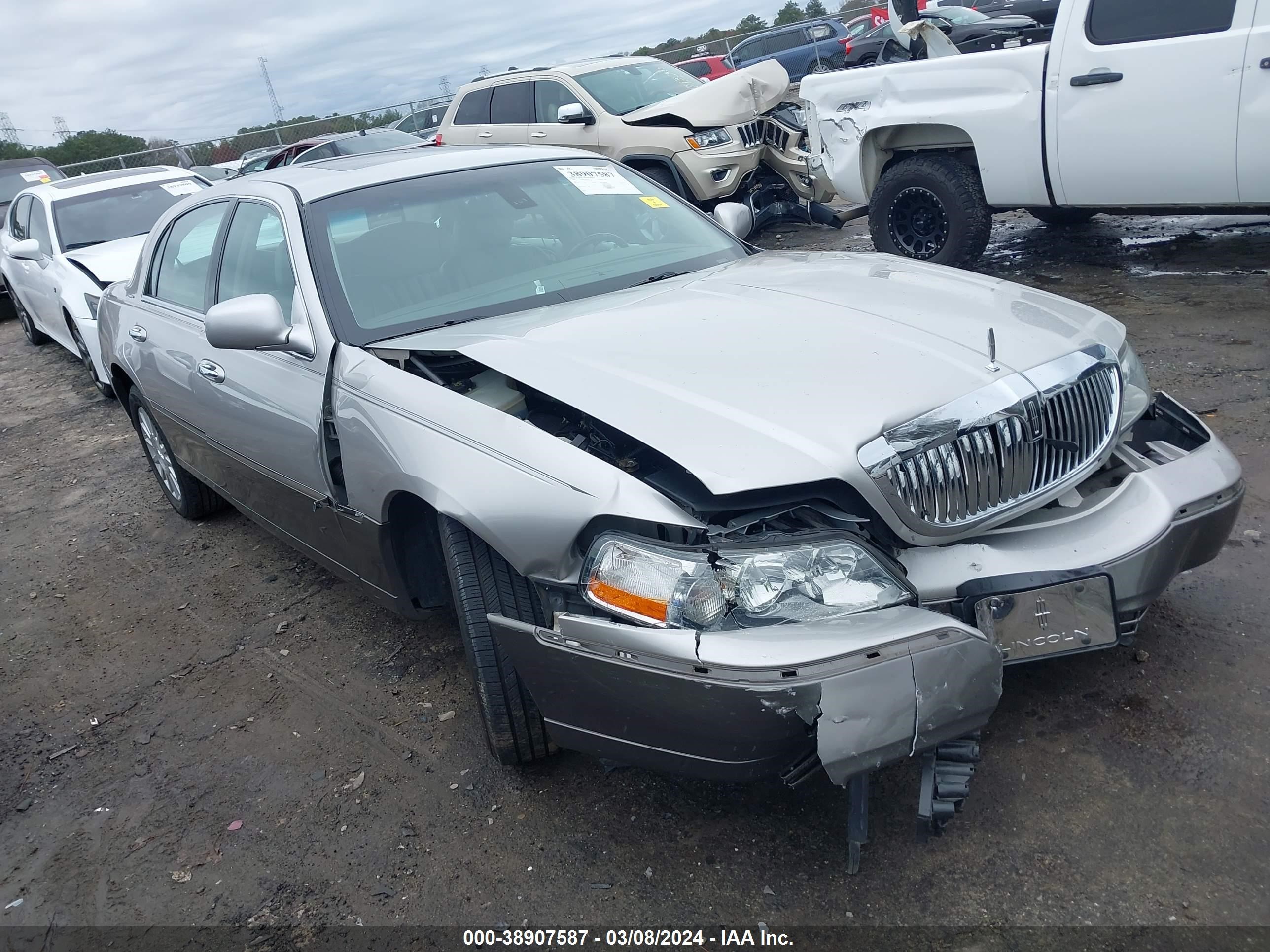 LINCOLN TOWN CAR 2003 1lnhm82w43y623923