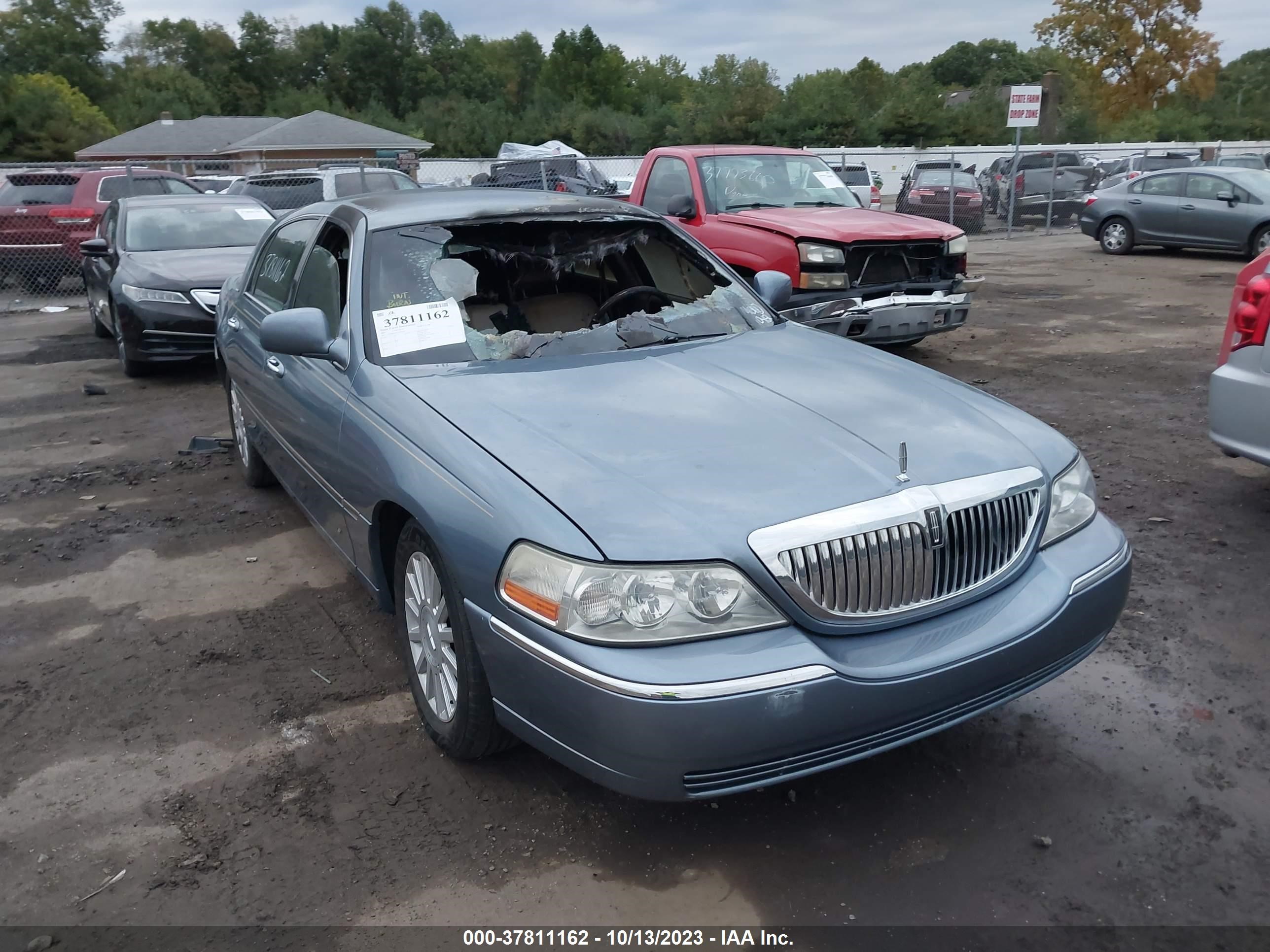 LINCOLN TOWN CAR 2003 1lnhm82w43y697682