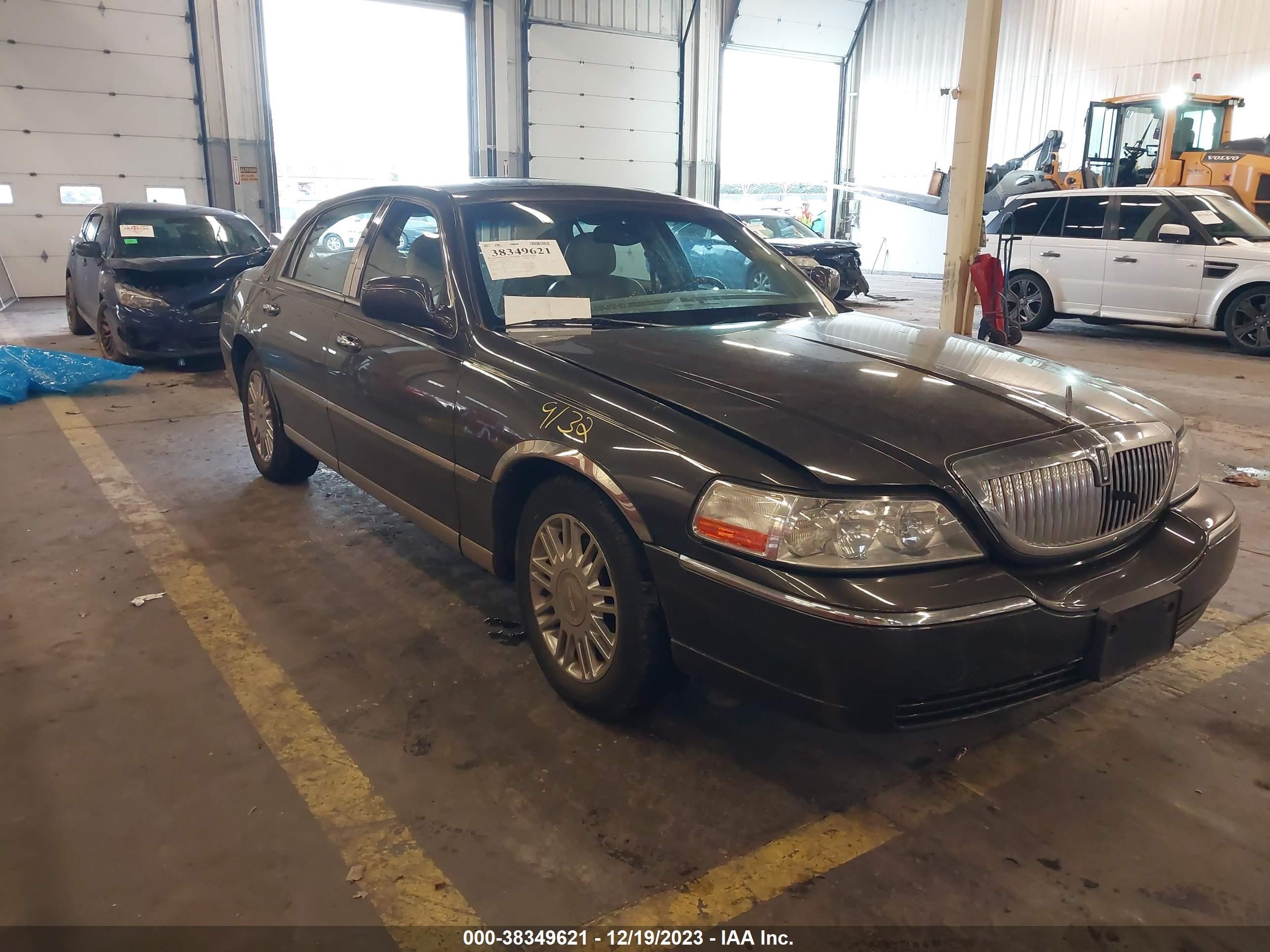 LINCOLN TOWN CAR 2005 1lnhm82w45y624590