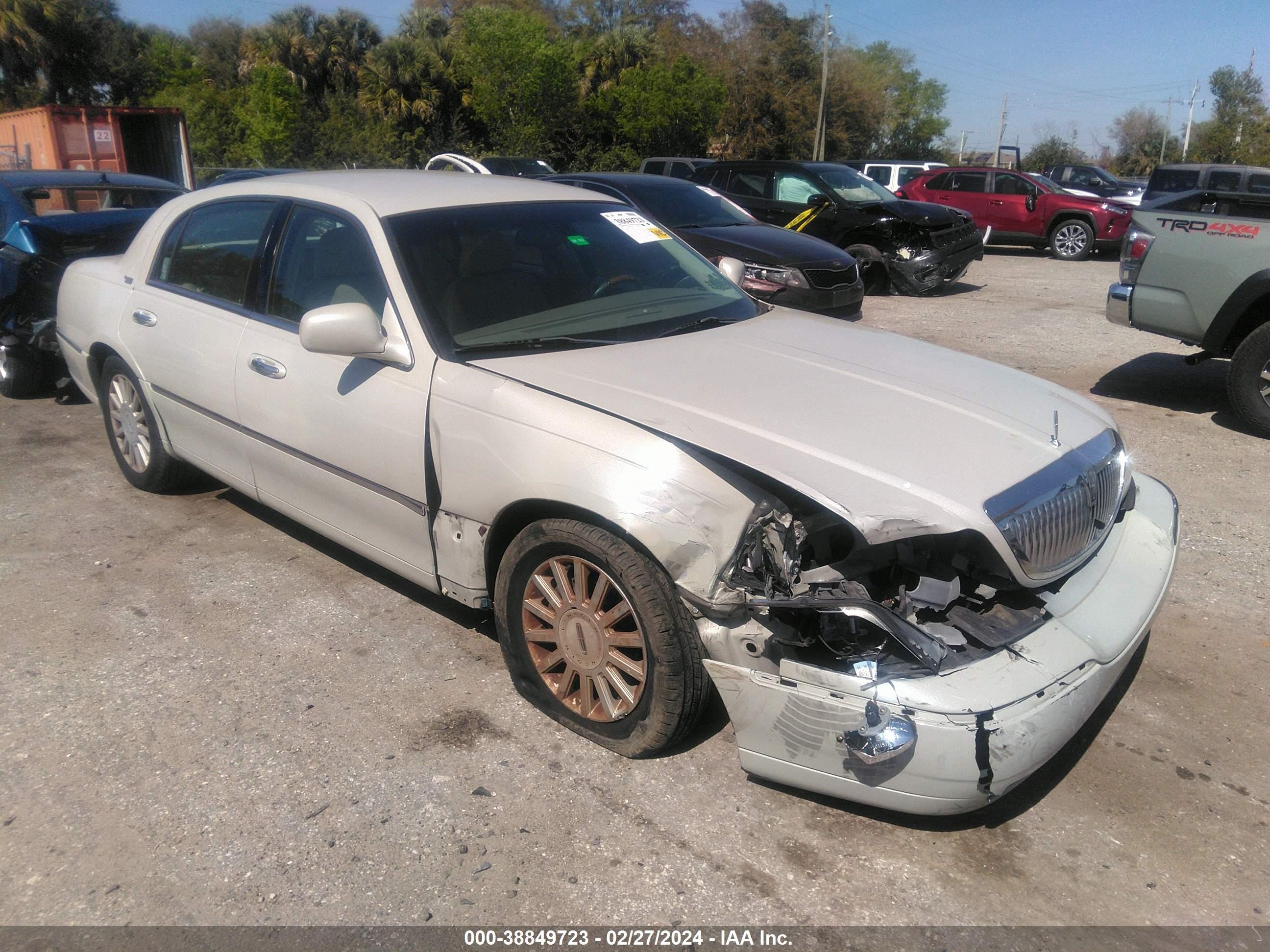 LINCOLN TOWN CAR 2005 1lnhm82w45y671621