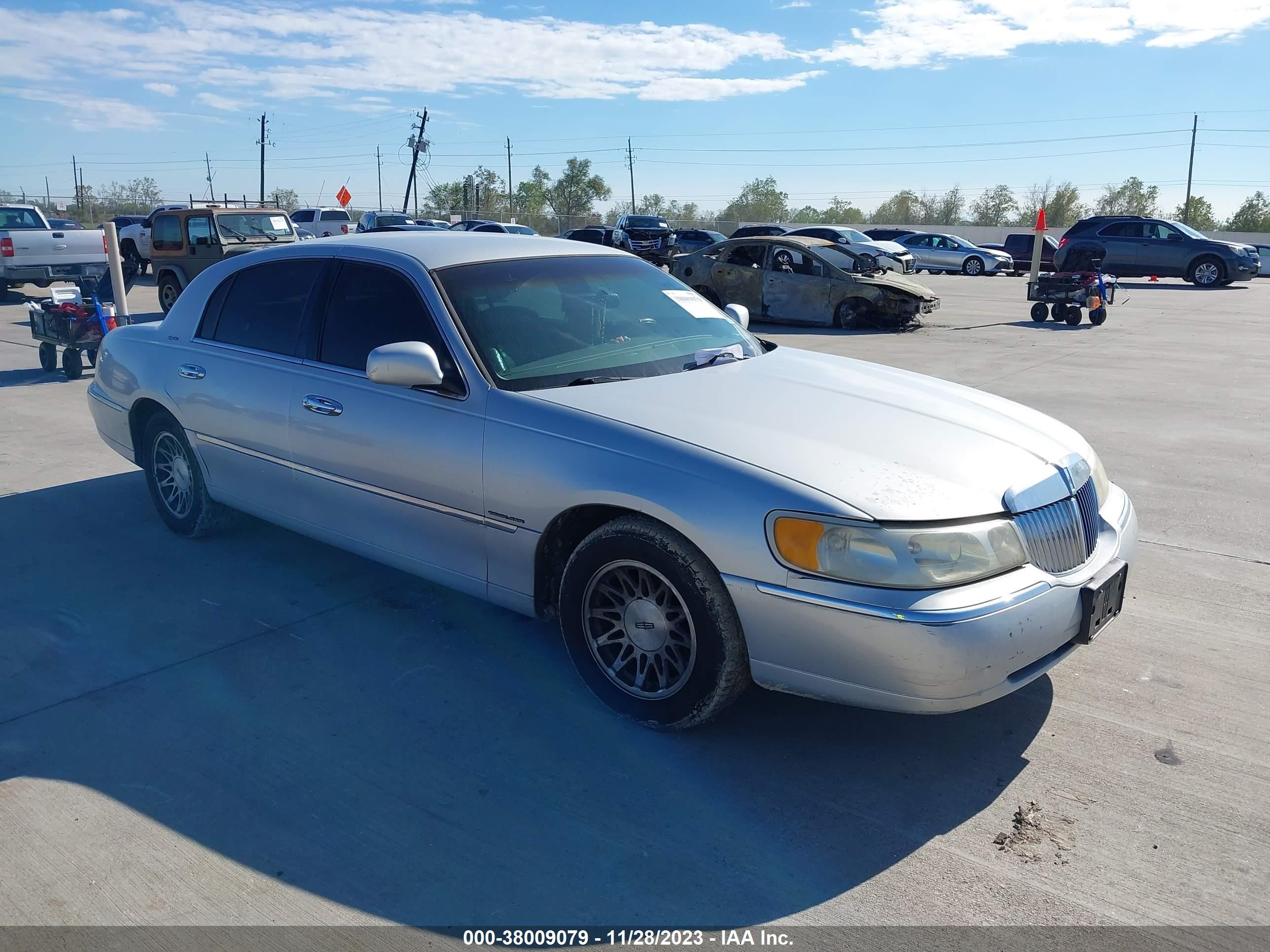 LINCOLN TOWN CAR 2000 1lnhm82w4yy836703