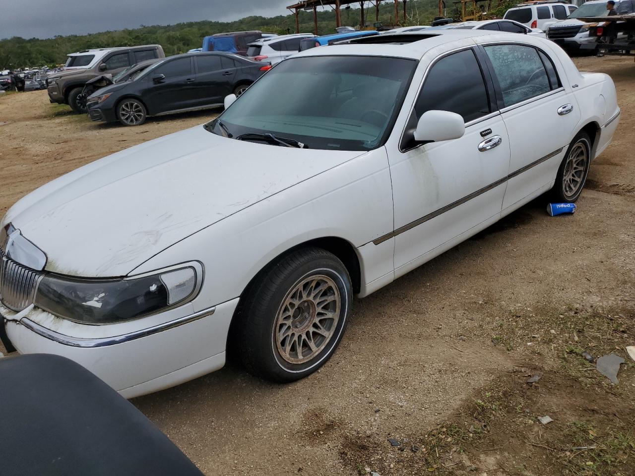 LINCOLN TOWN CAR 2002 1lnhm82w52y642799