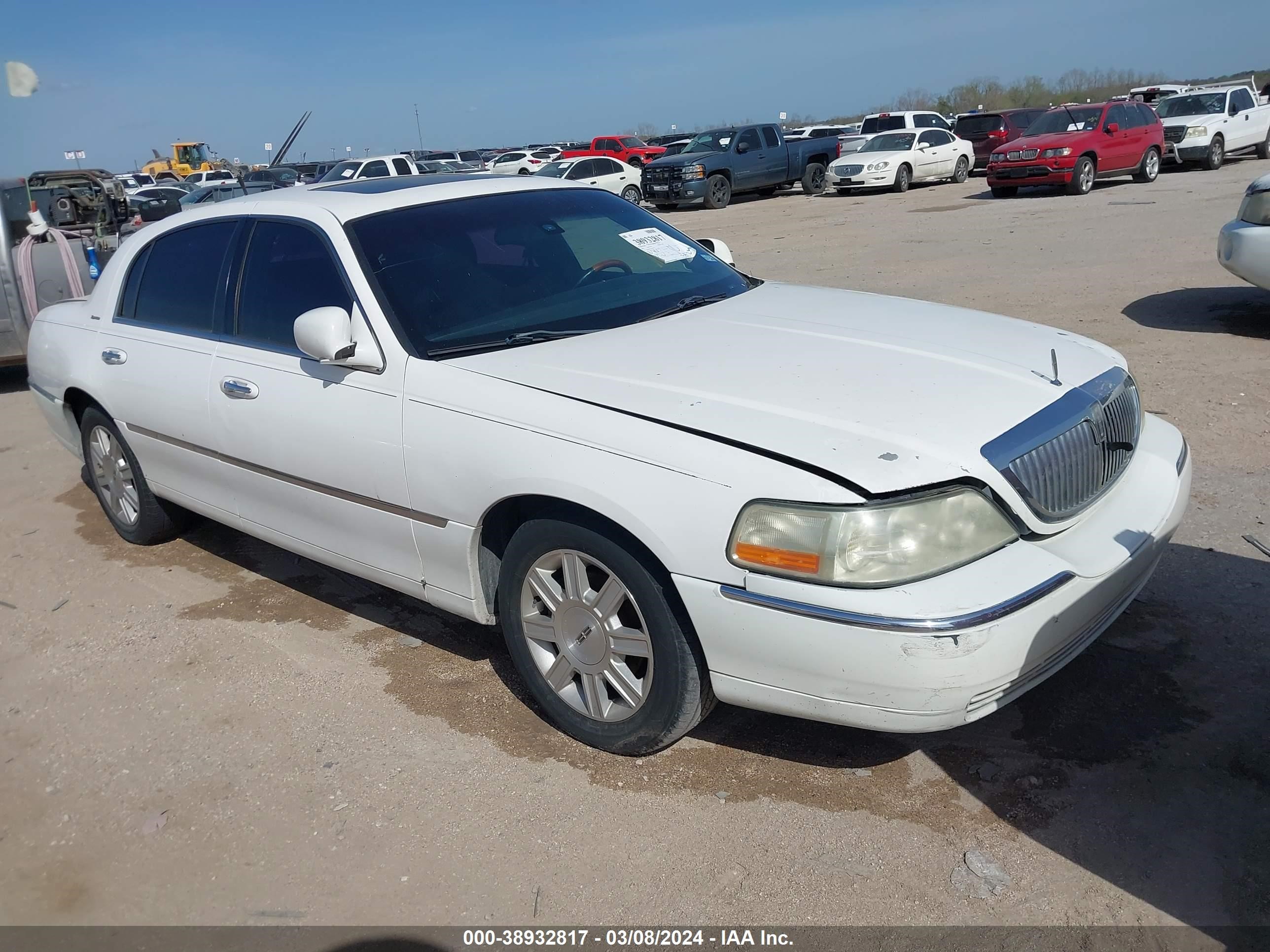 LINCOLN TOWN CAR 2003 1lnhm82w53y605575