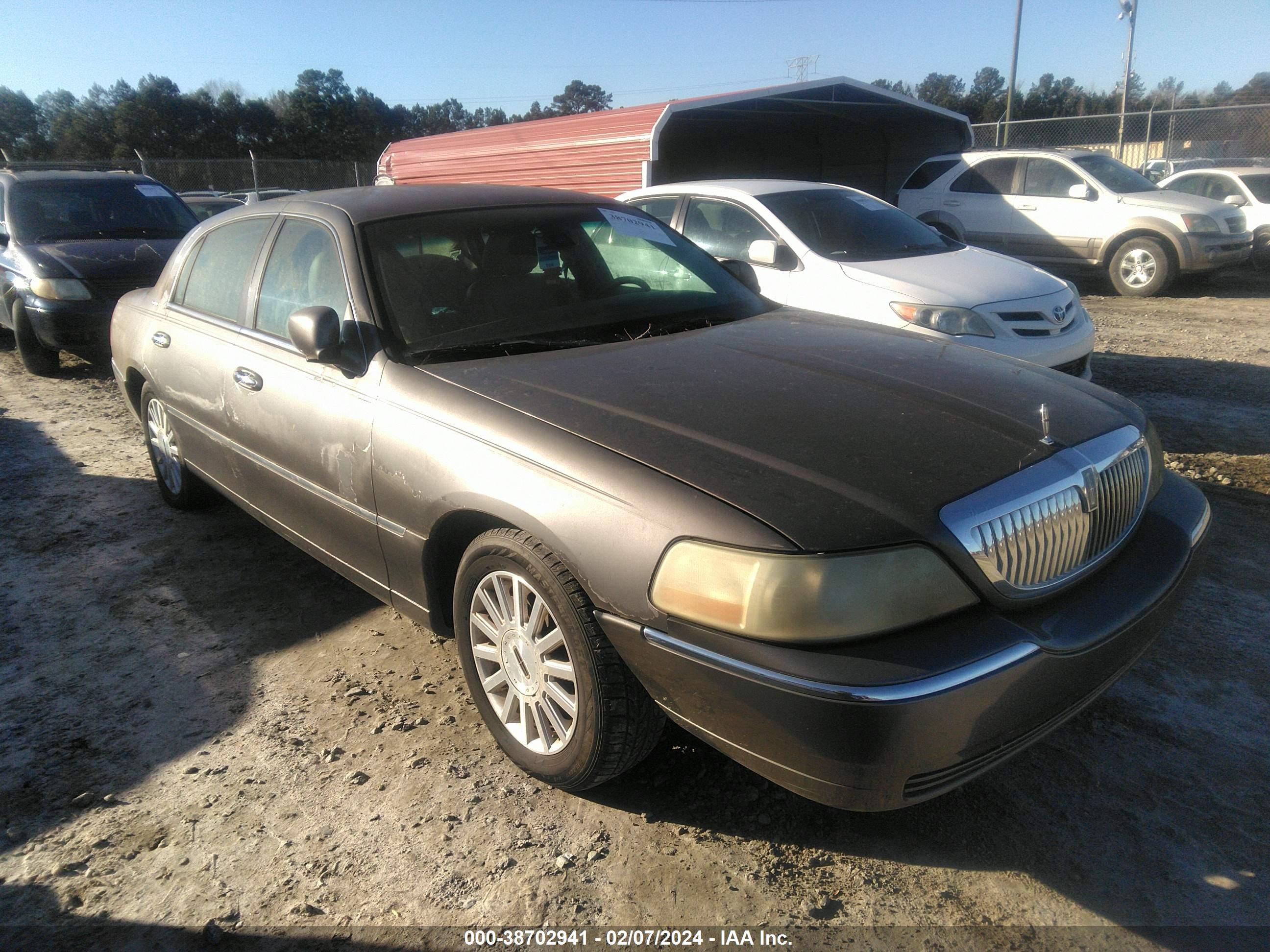 LINCOLN TOWN CAR 2003 1lnhm82w53y615362