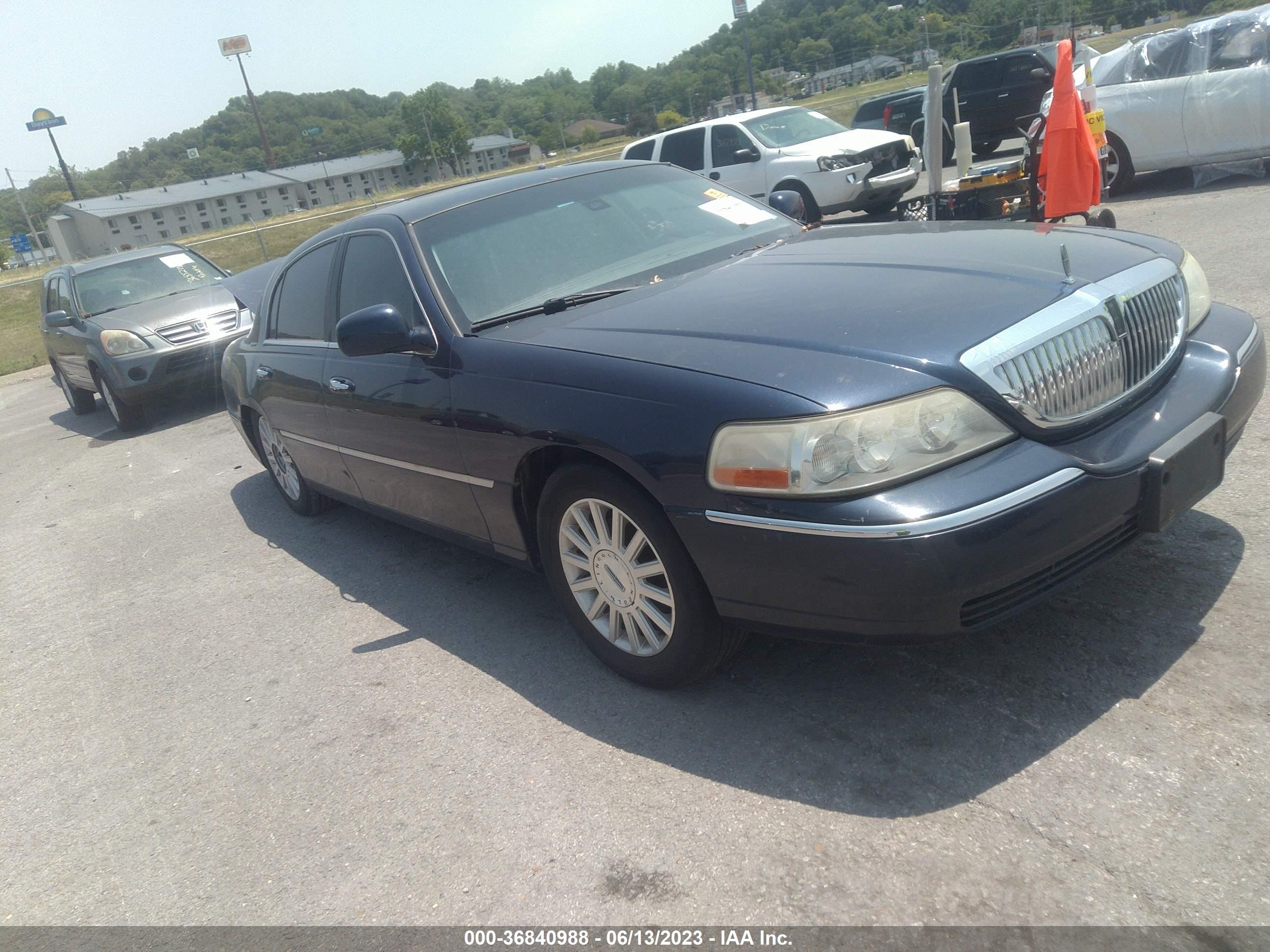 LINCOLN TOWN CAR 2003 1lnhm82w53y634672