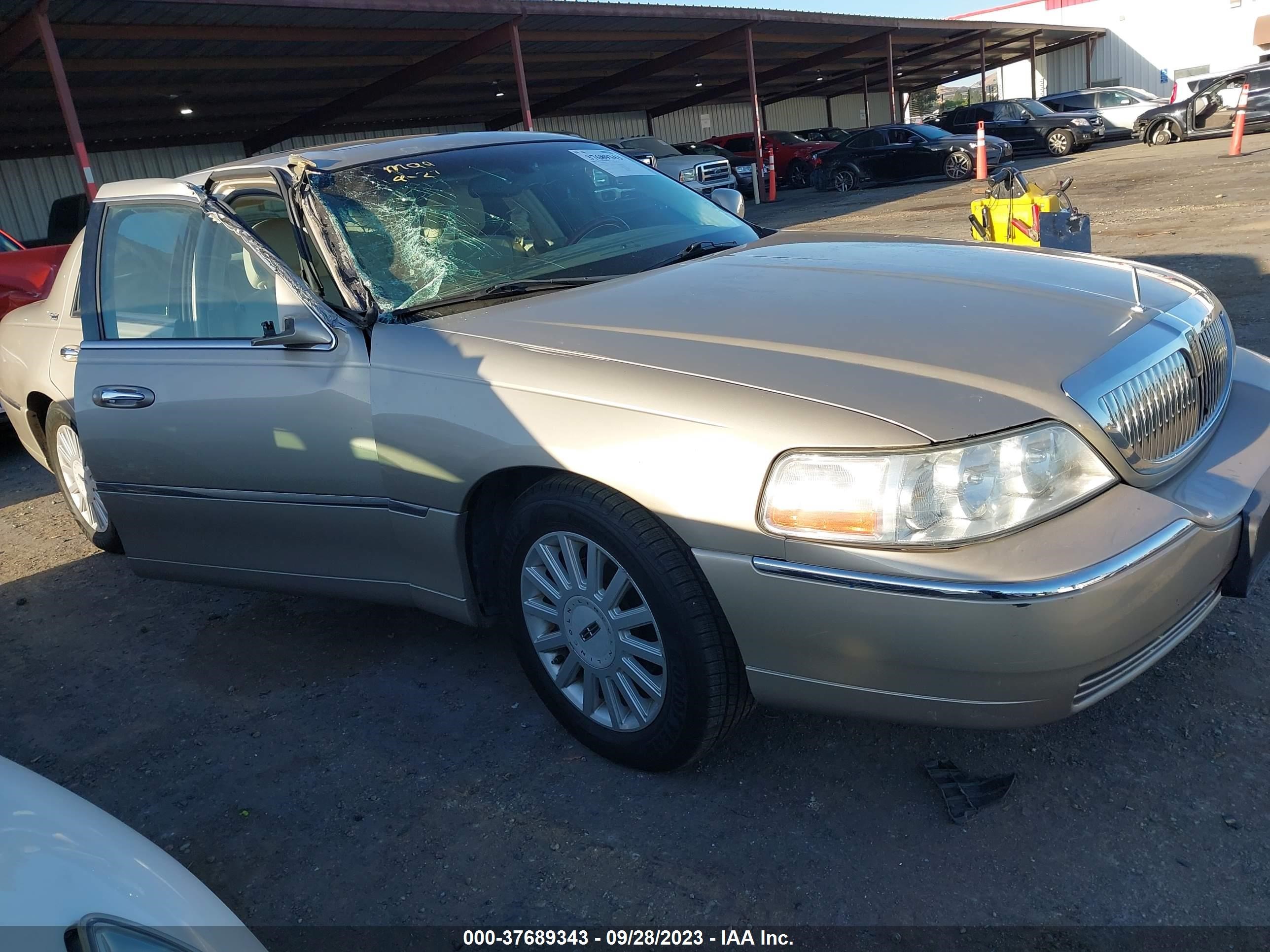 LINCOLN TOWN CAR 2005 1lnhm82w55y637025