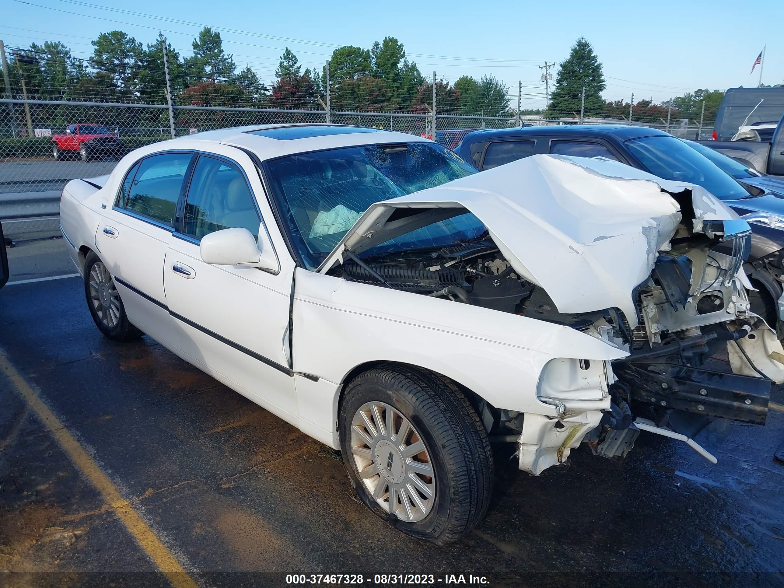 LINCOLN TOWN CAR 2005 1lnhm82w55y666086