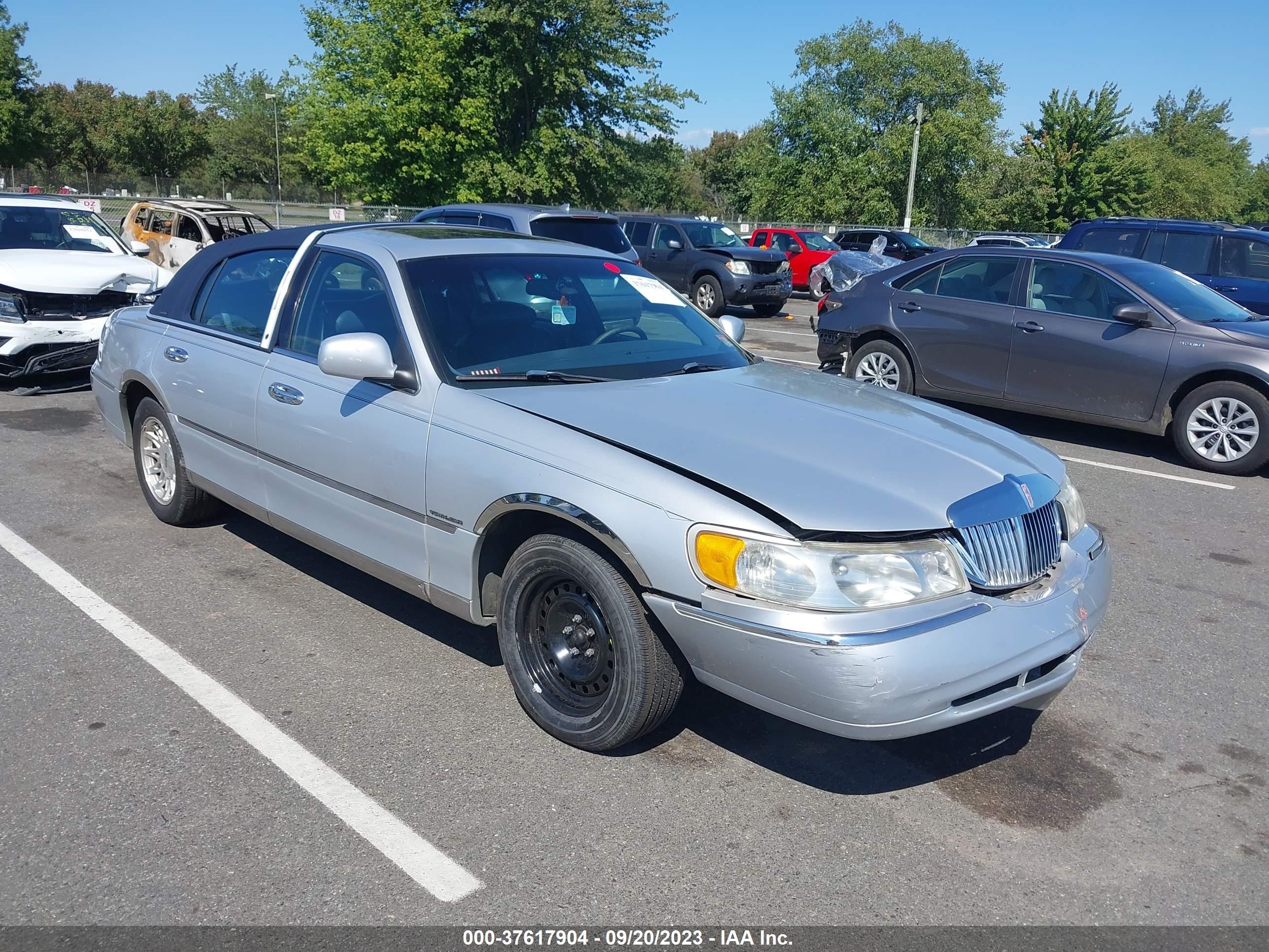 LINCOLN TOWN CAR 1999 1lnhm82w5xy619319