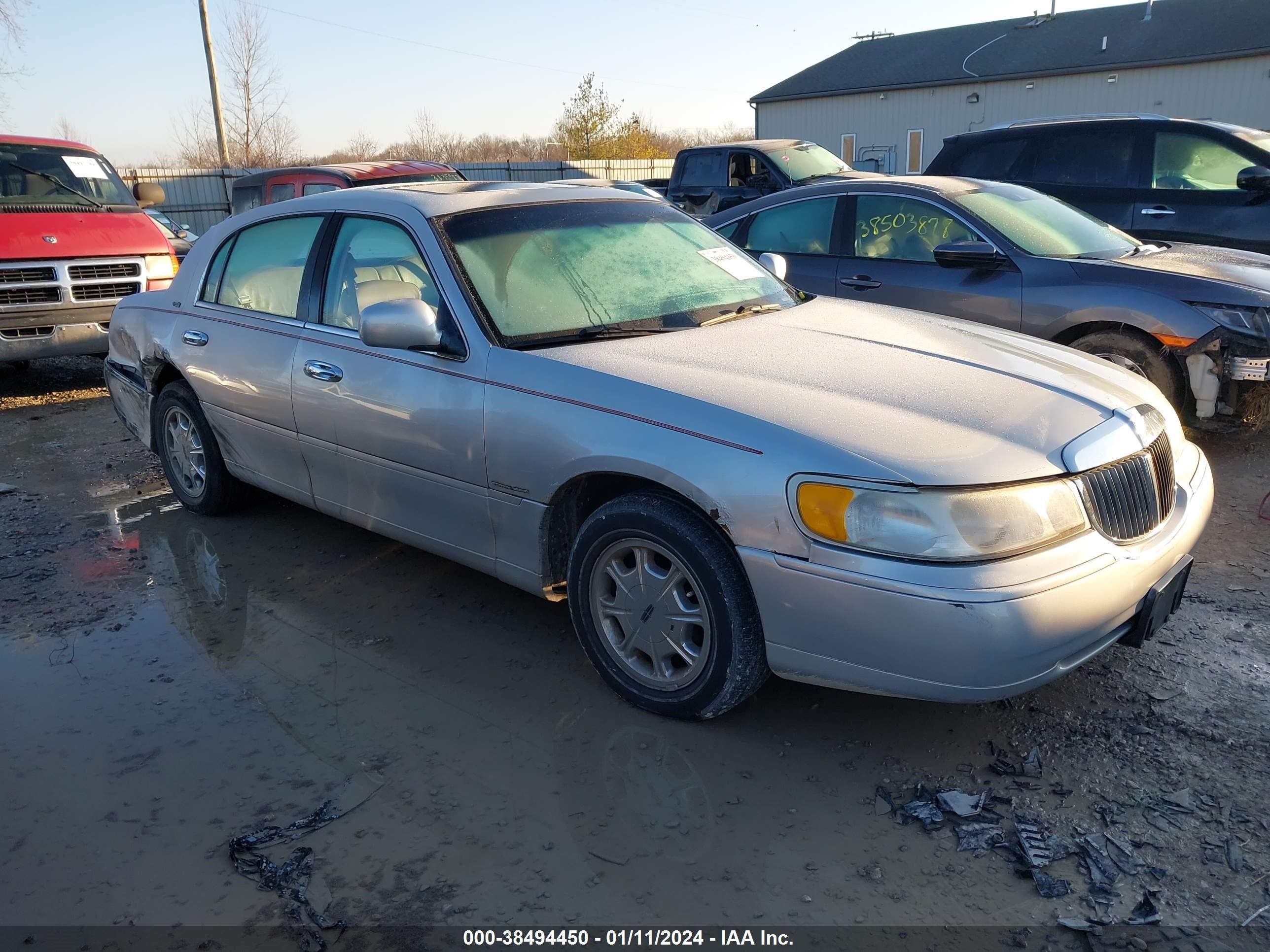 LINCOLN TOWN CAR 1999 1lnhm82w5xy624780