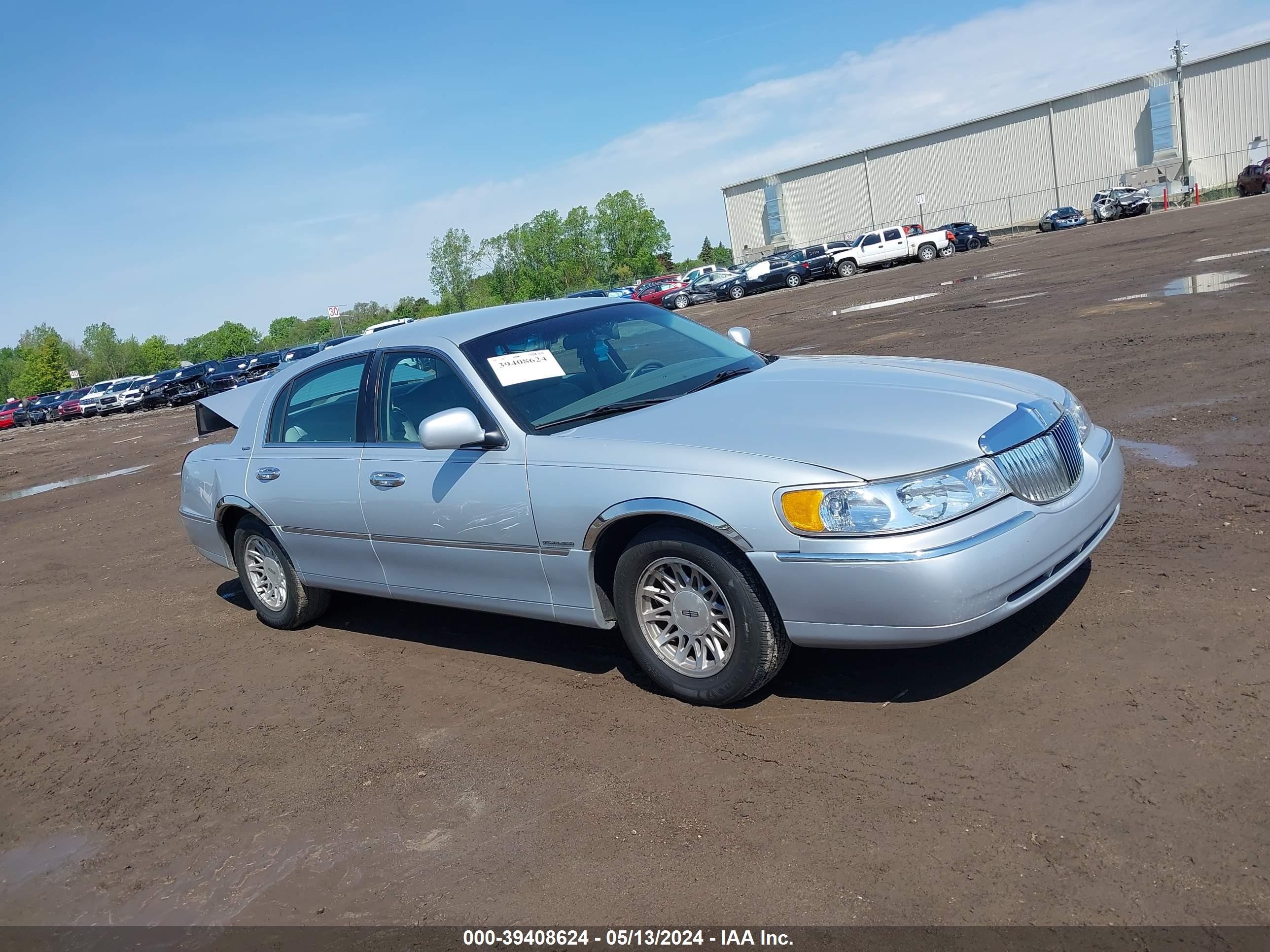 LINCOLN TOWN CAR 1999 1lnhm82w5xy713992