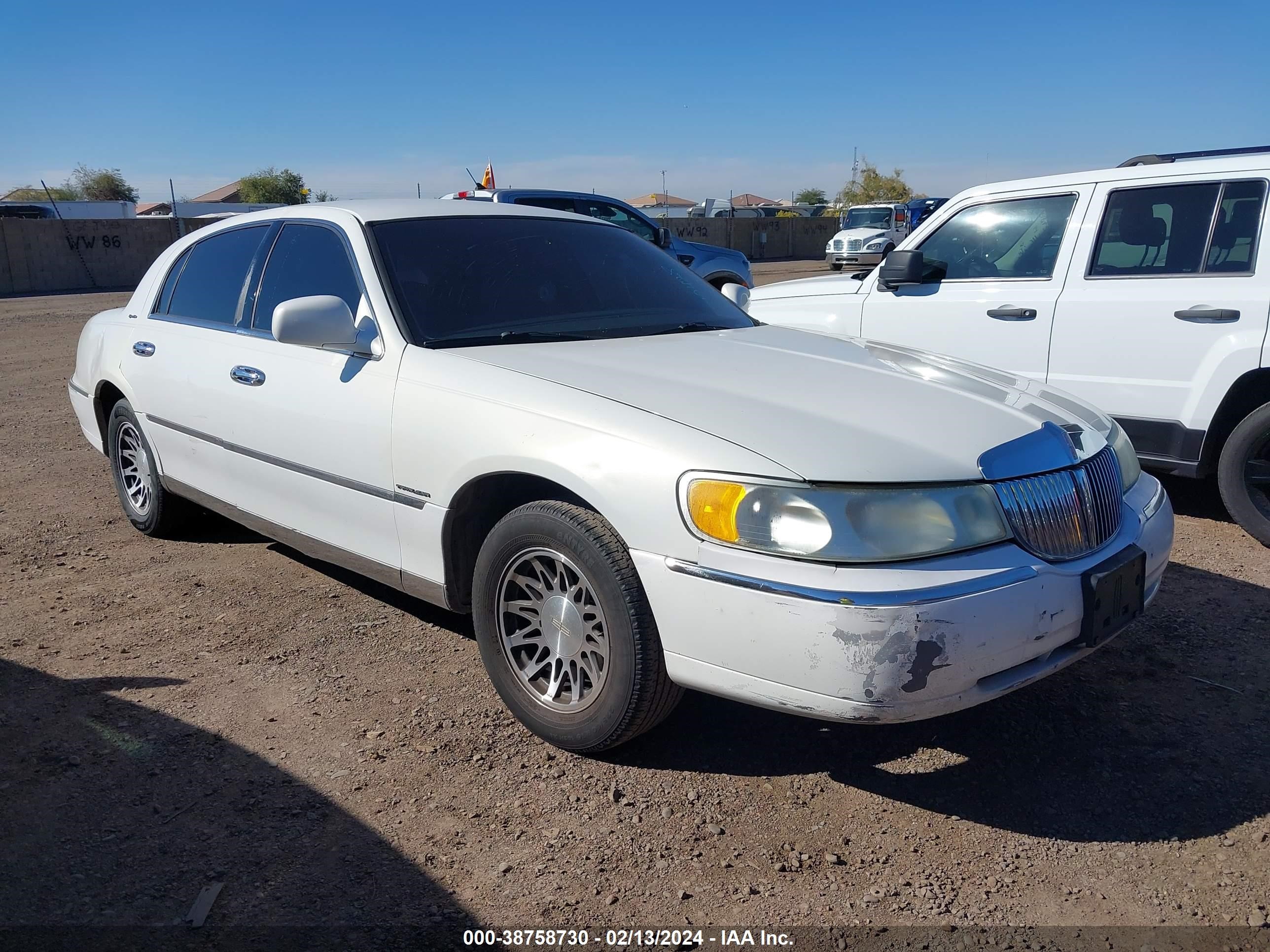 LINCOLN TOWN CAR 2001 1lnhm82w61y710428