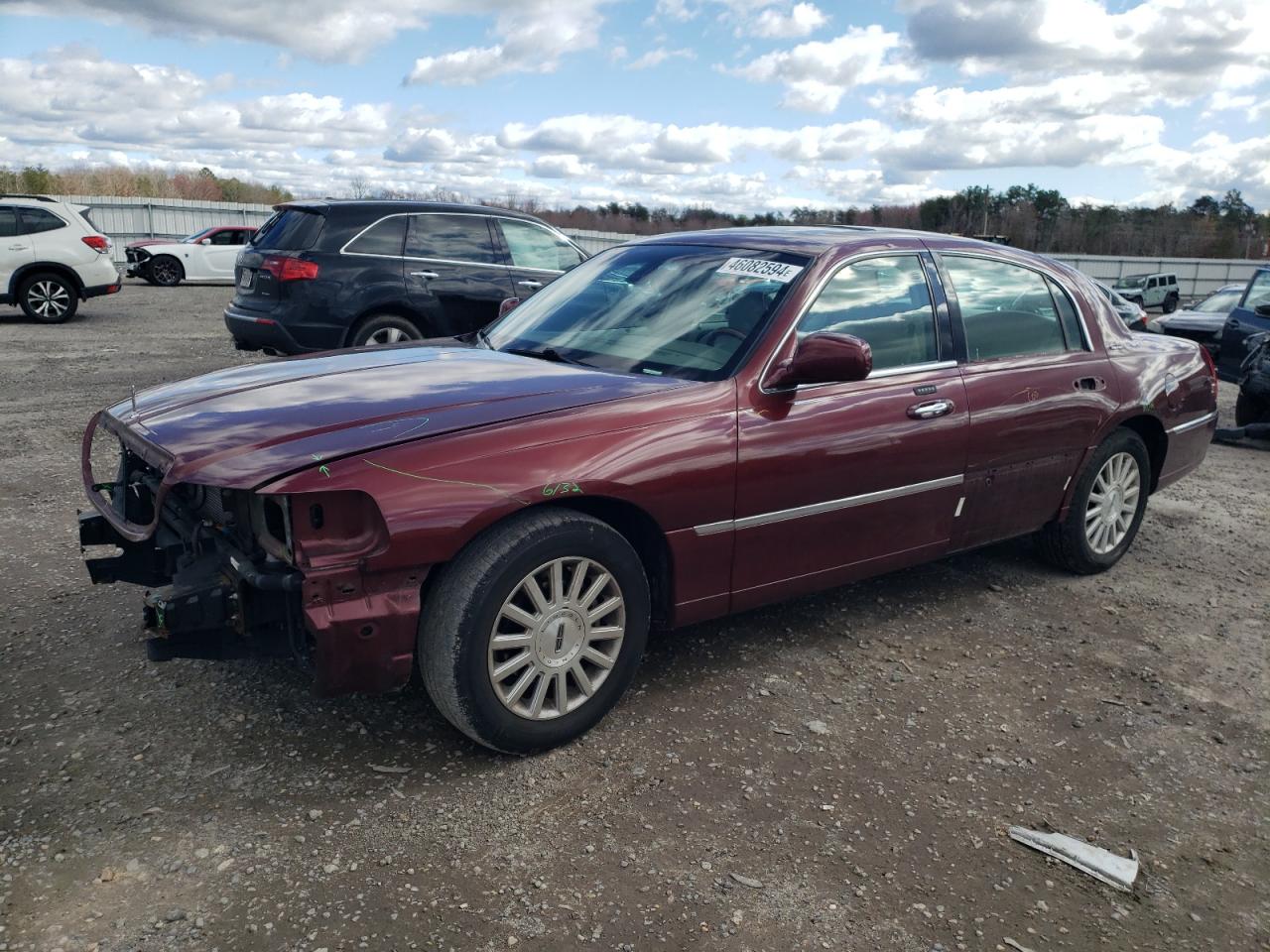 LINCOLN TOWN CAR 2003 1lnhm82w63y683072