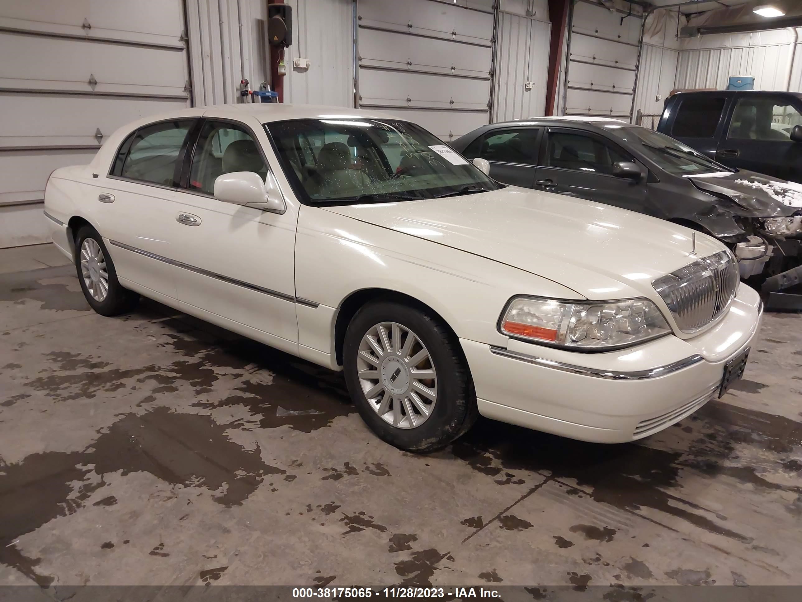 LINCOLN TOWN CAR 2005 1lnhm82w65y601988