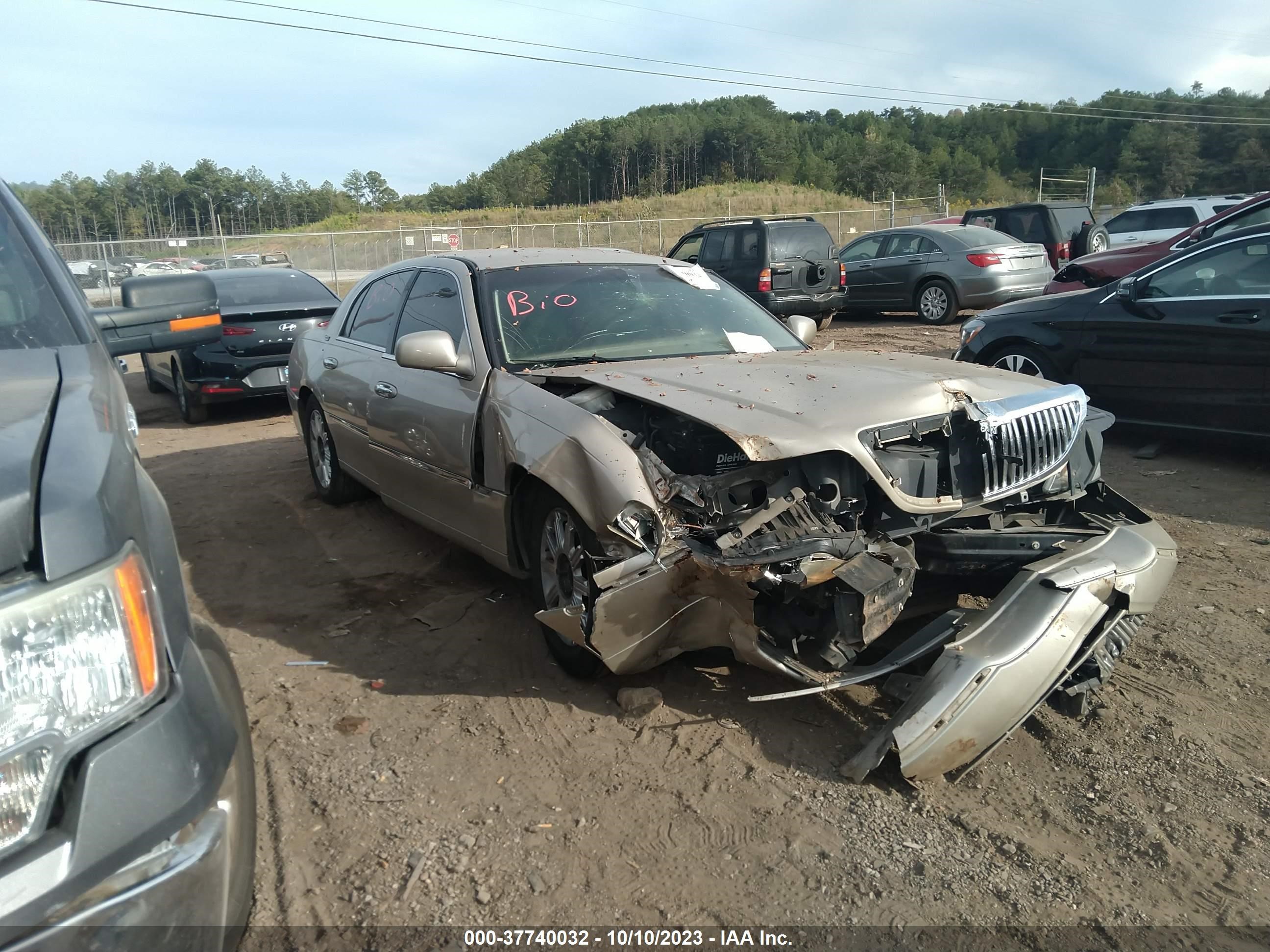 LINCOLN TOWN CAR 2006 1lnhm82w66y603239