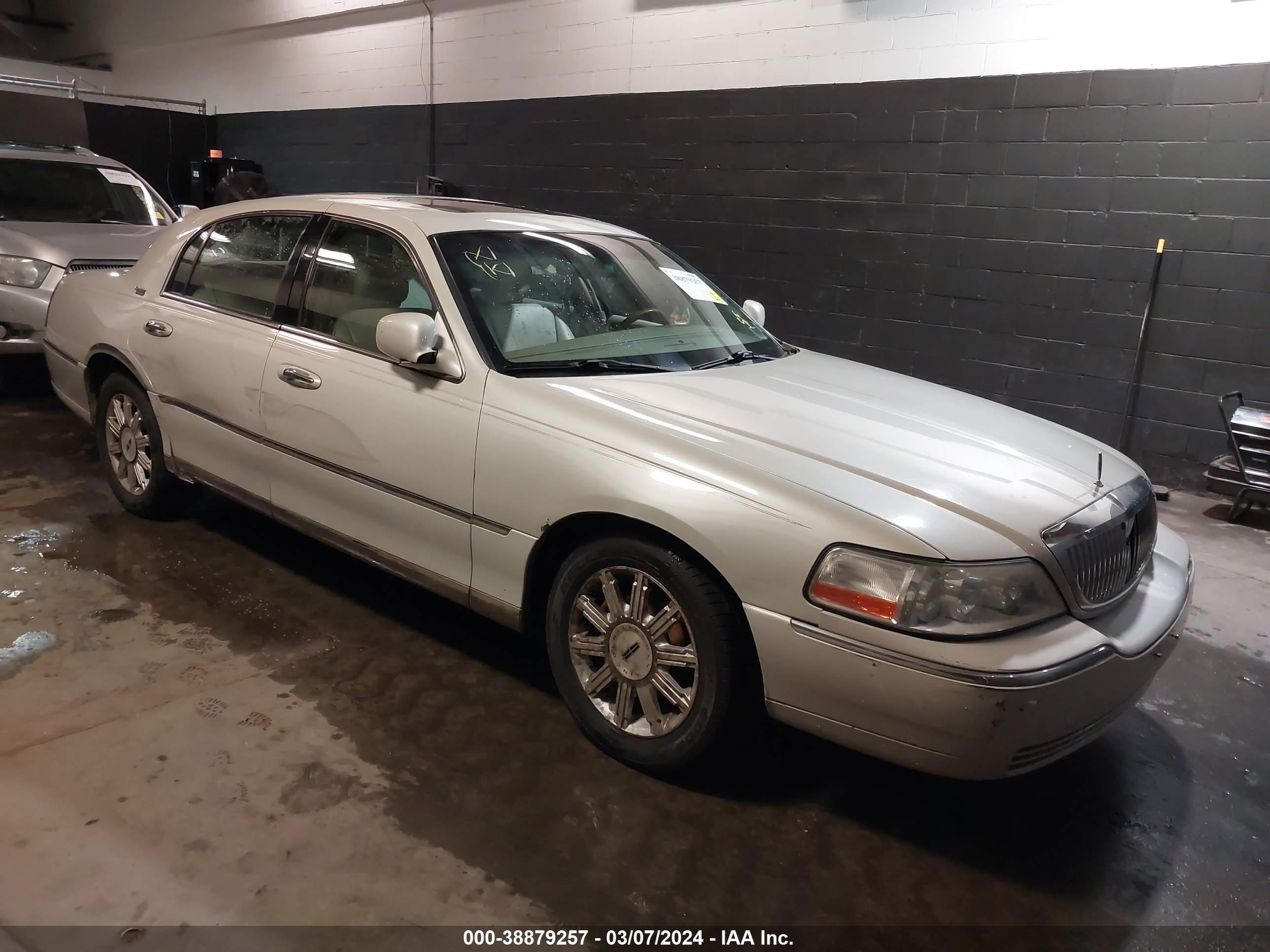 LINCOLN TOWN CAR 2007 1lnhm82w67y608782