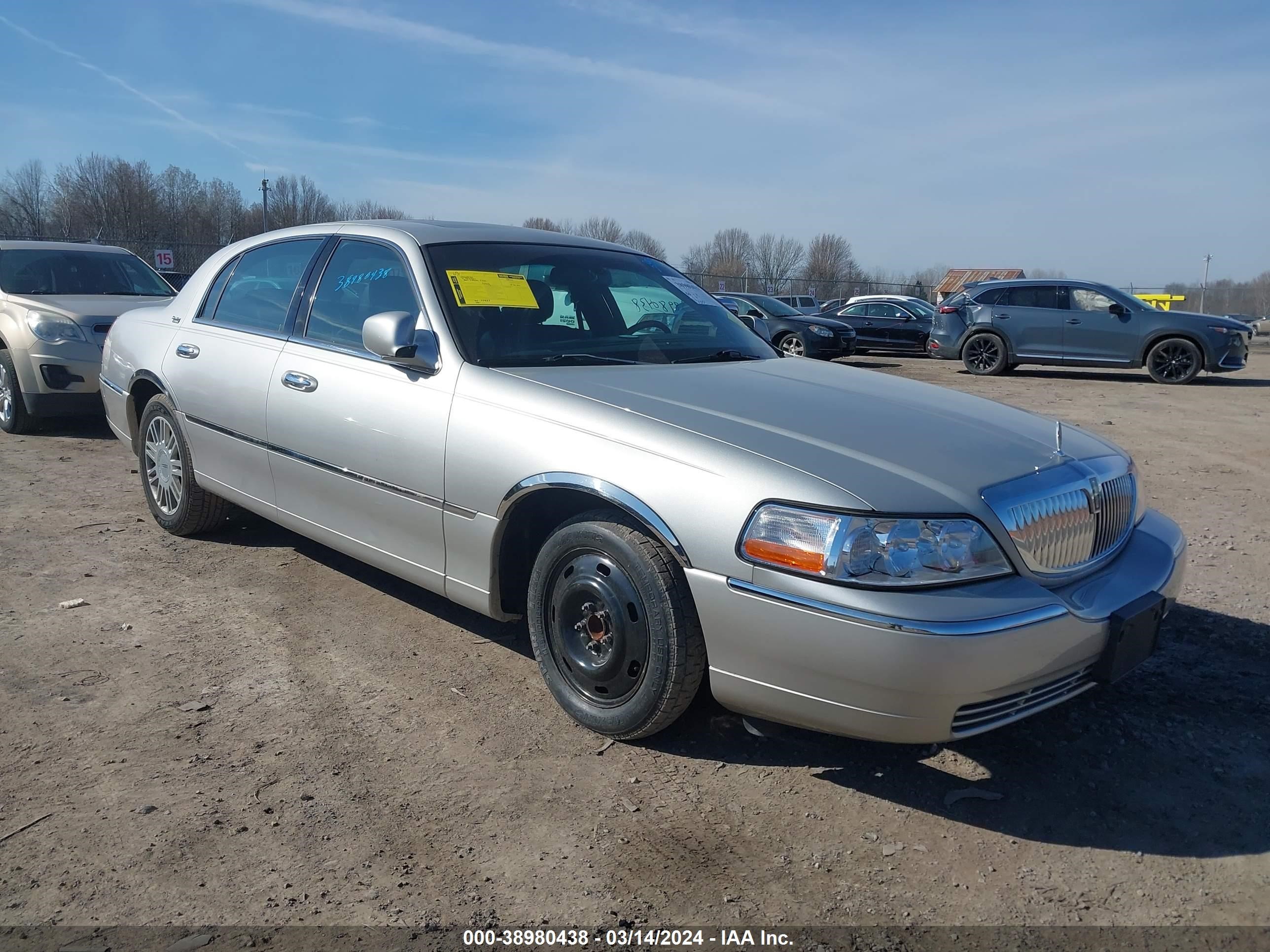 LINCOLN TOWN CAR 2007 1lnhm82w67y627817