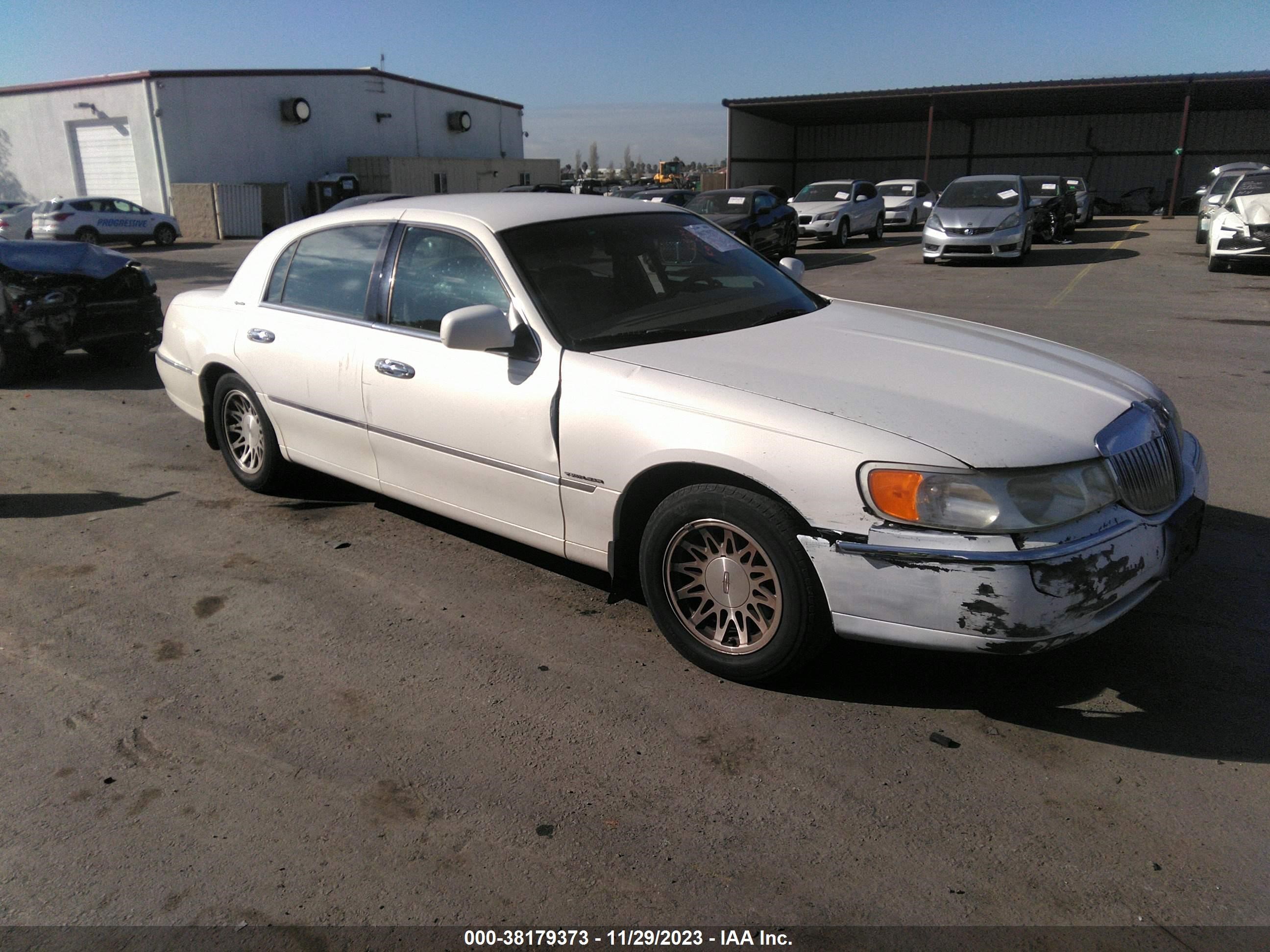 LINCOLN TOWN CAR 2000 1lnhm82w6yy935720