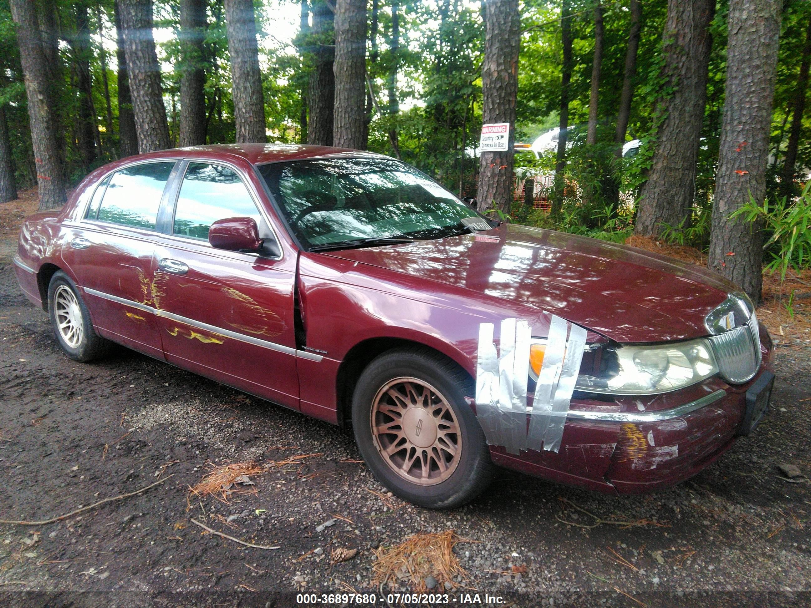 LINCOLN TOWN CAR 2001 1lnhm82w71y643130