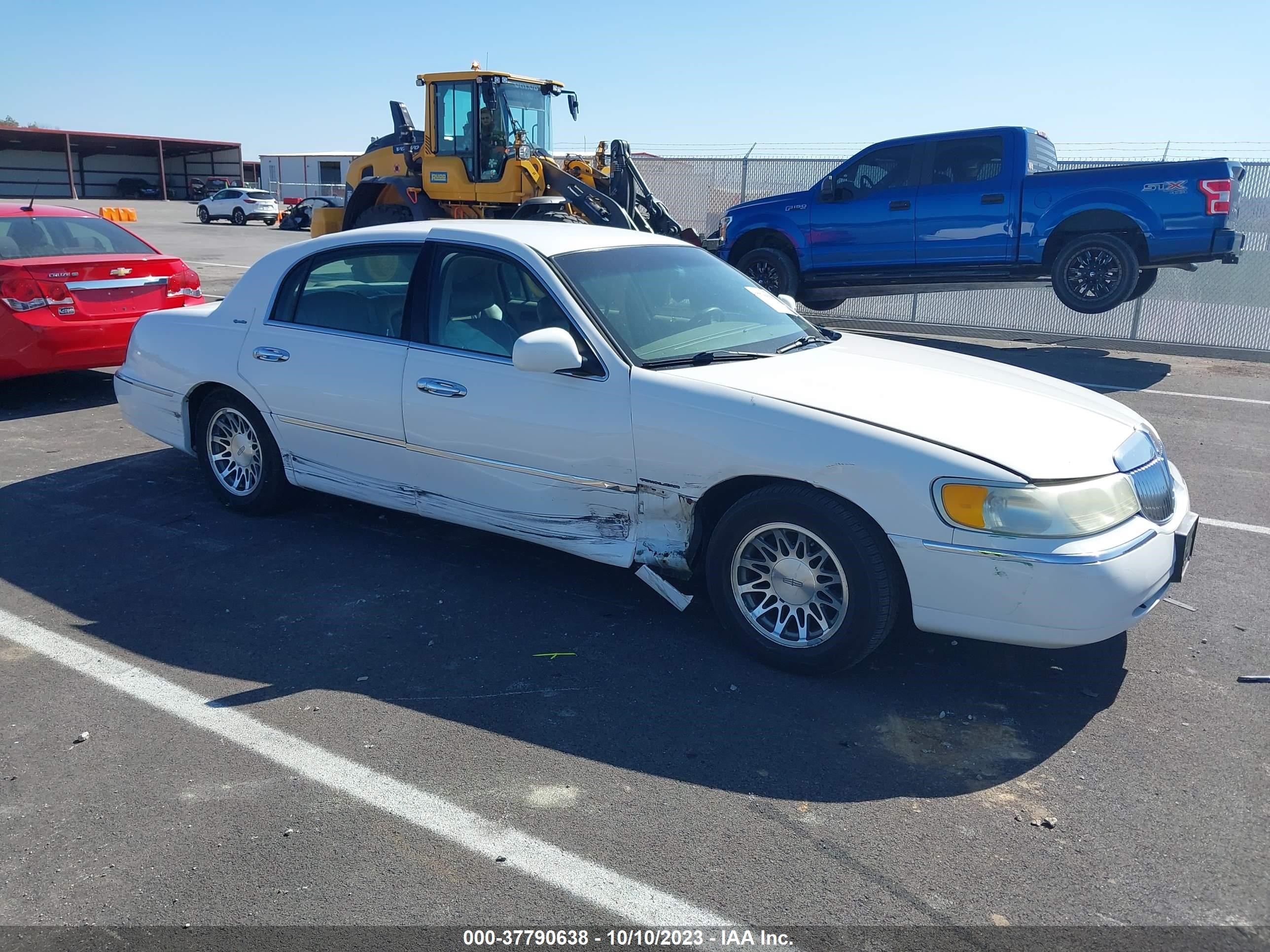 LINCOLN TOWN CAR 2001 1lnhm82w71y717579