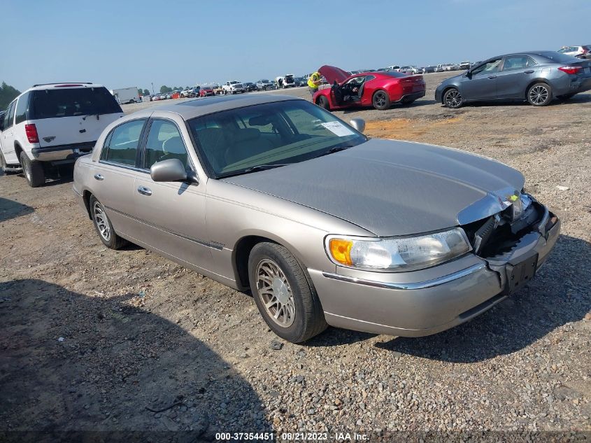 LINCOLN TOWN CAR 2002 1lnhm82w72y633361