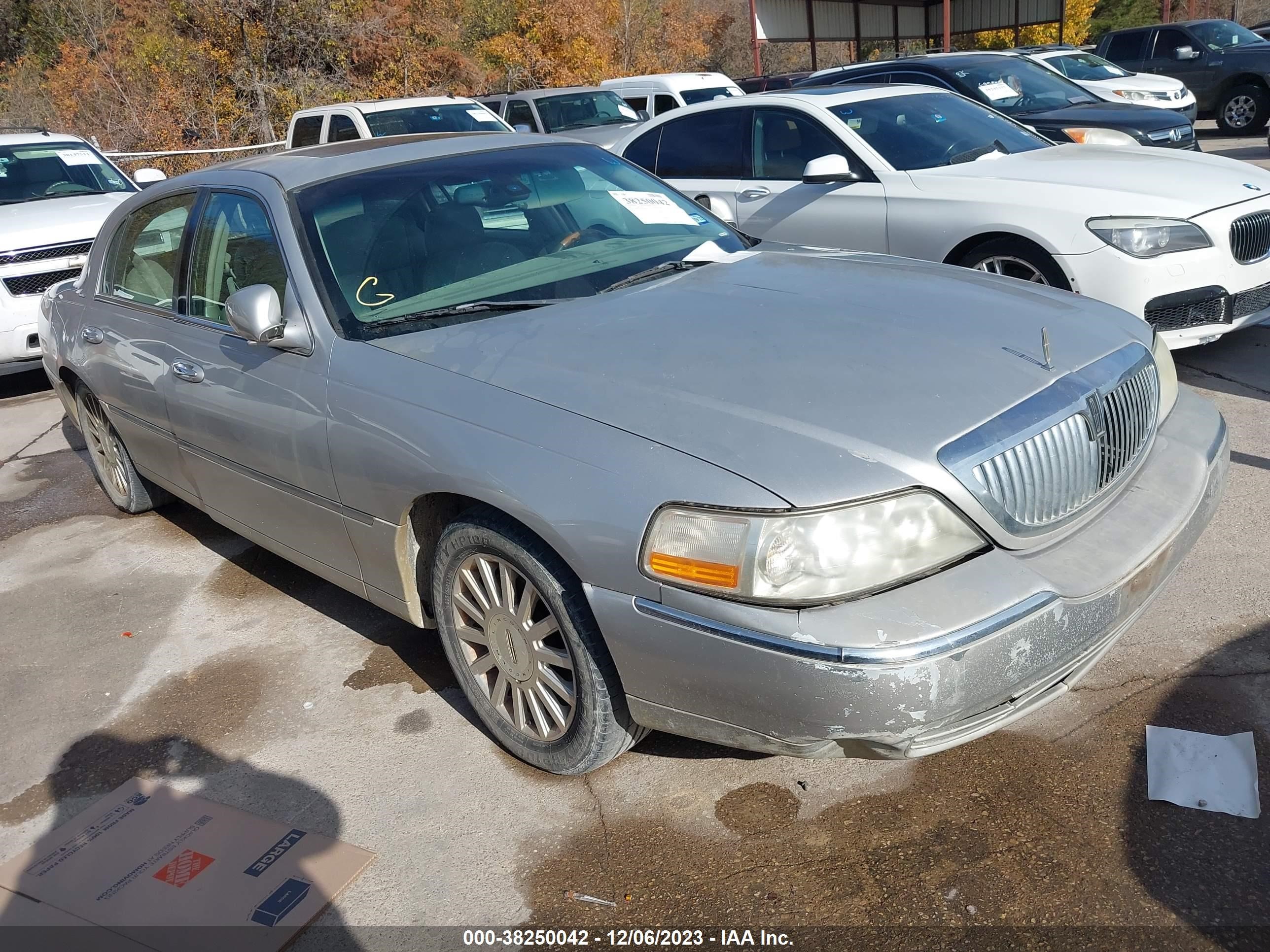 LINCOLN TOWN CAR 2003 1lnhm82w73y621082