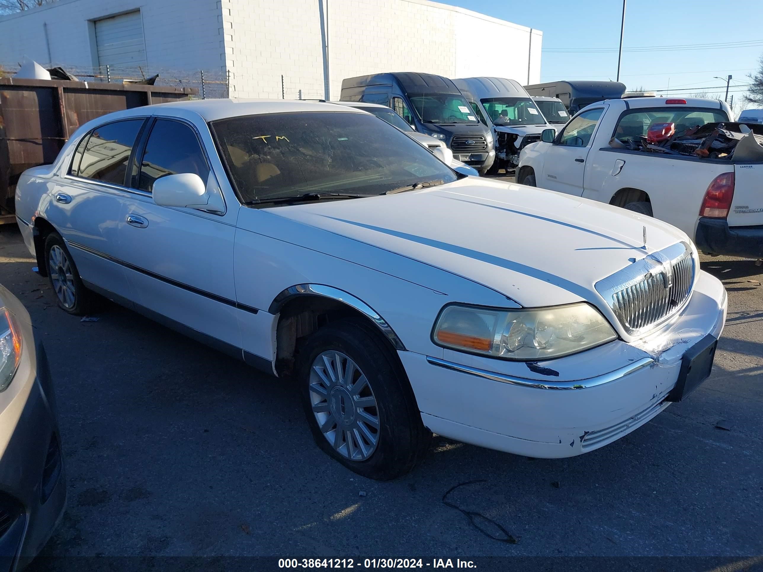 LINCOLN TOWN CAR 2003 1lnhm82w73y637332