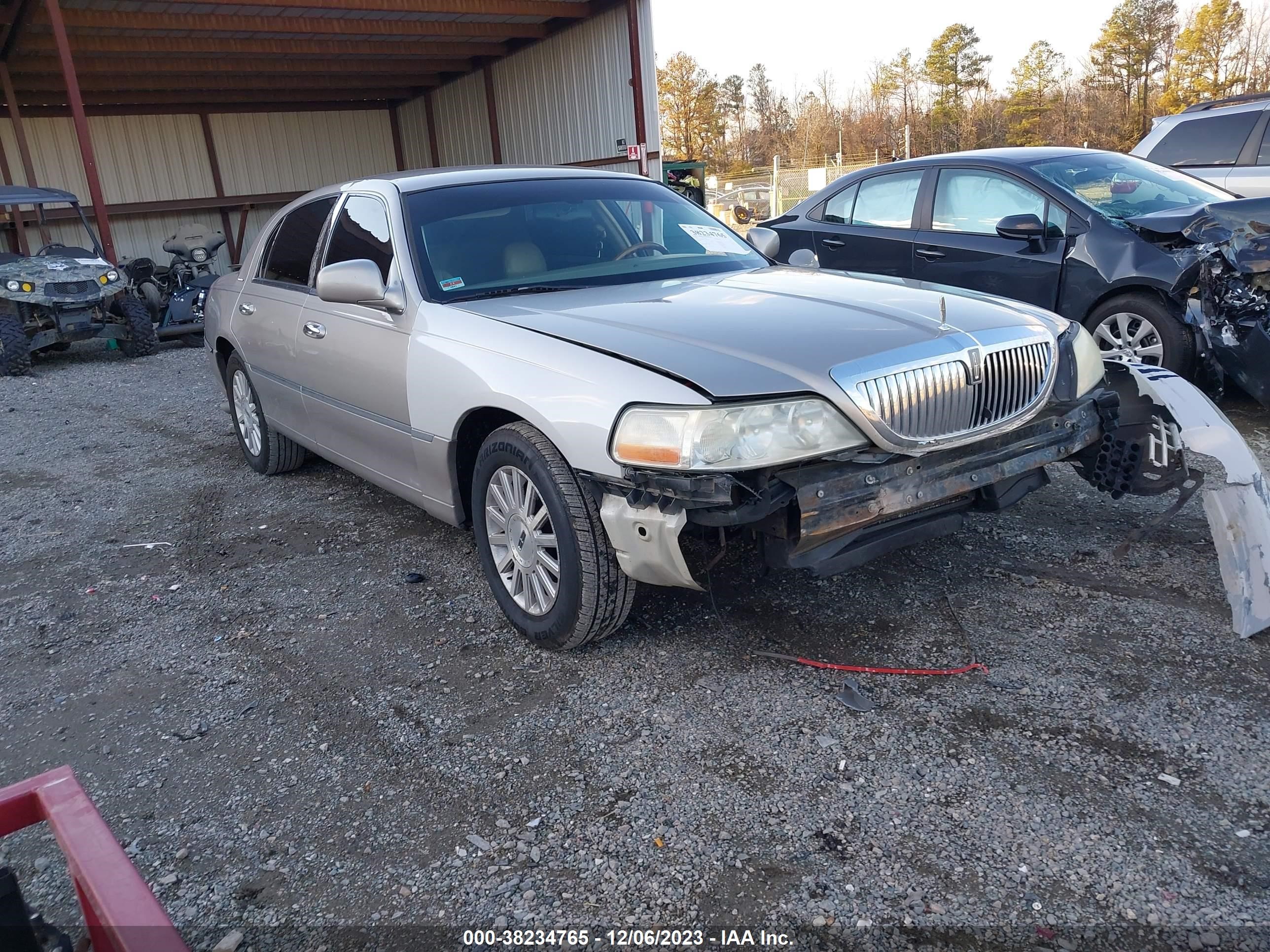 LINCOLN TOWN CAR 2003 1lnhm82w73y675319