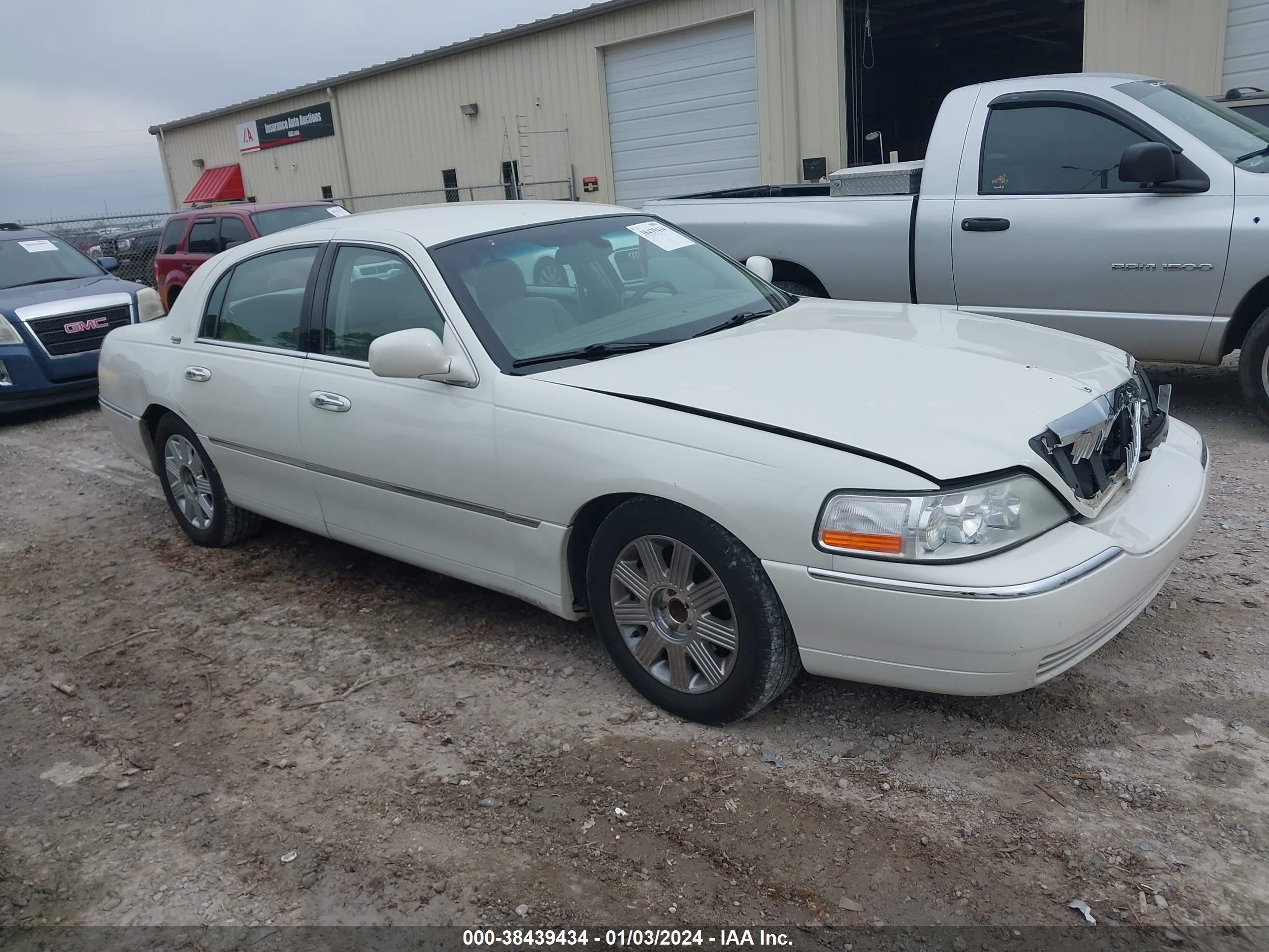 LINCOLN TOWN CAR 2005 1lnhm82w75y611462