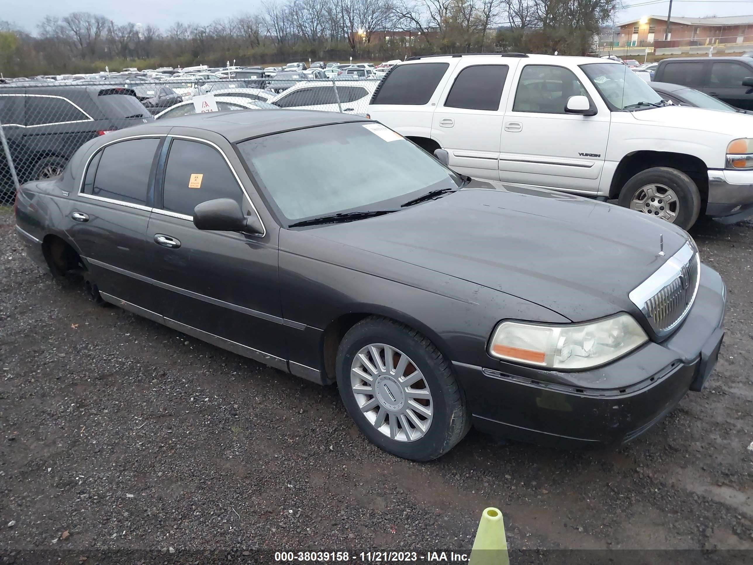 LINCOLN TOWN CAR 2005 1lnhm82w75y613843