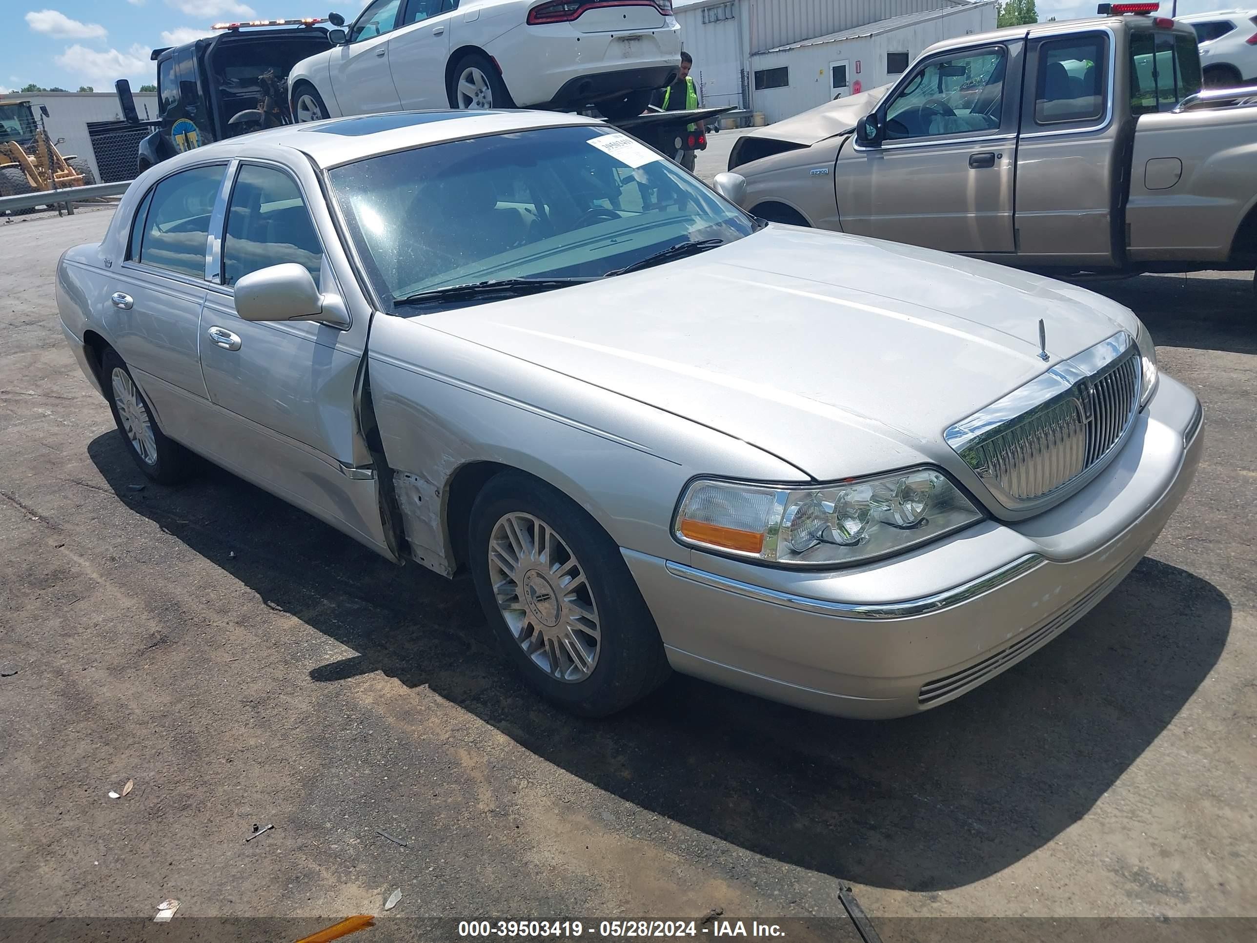 LINCOLN TOWN CAR 2007 1lnhm82w77y631875