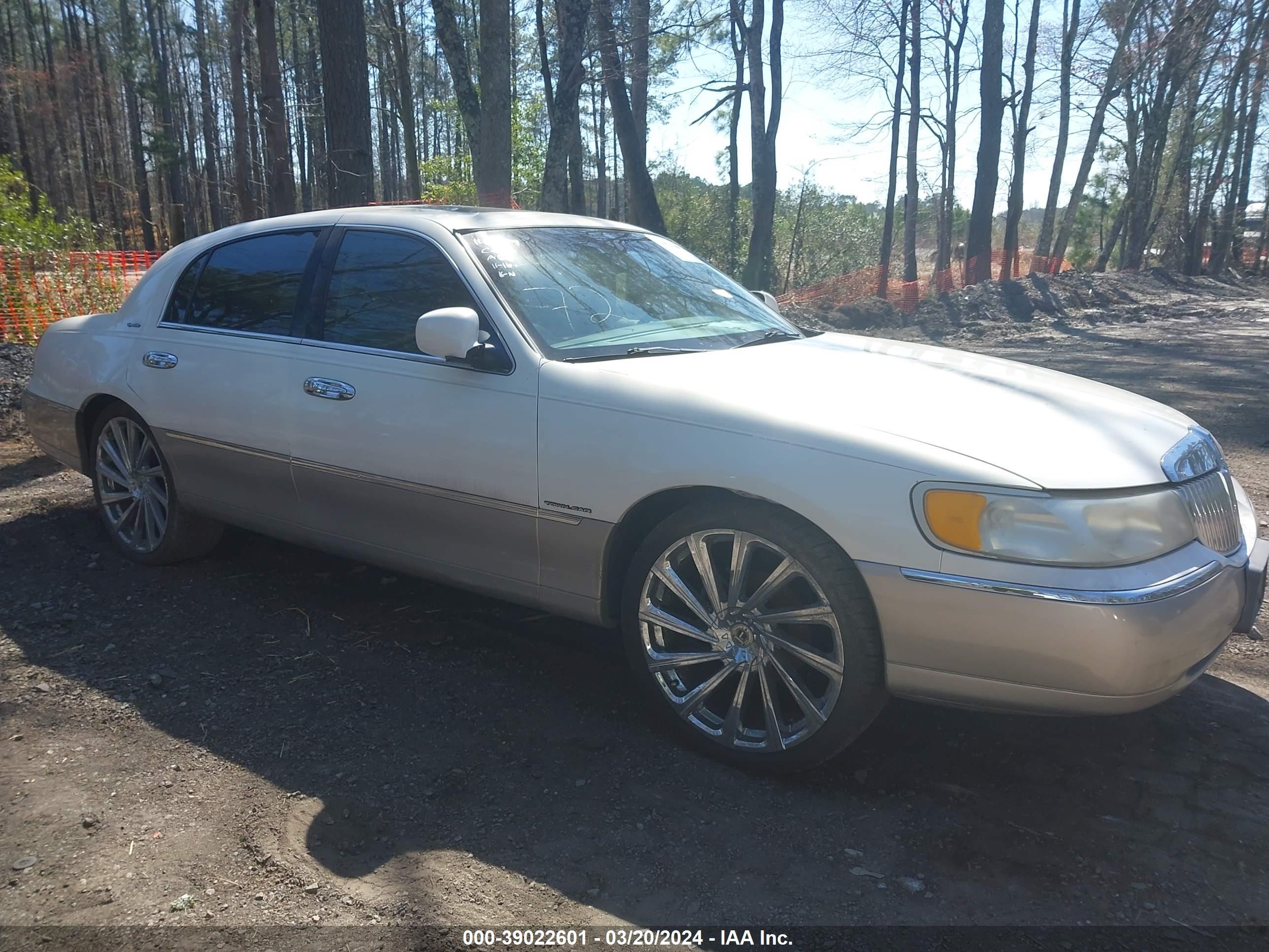 LINCOLN TOWN CAR 2001 1lnhm82w81y613005