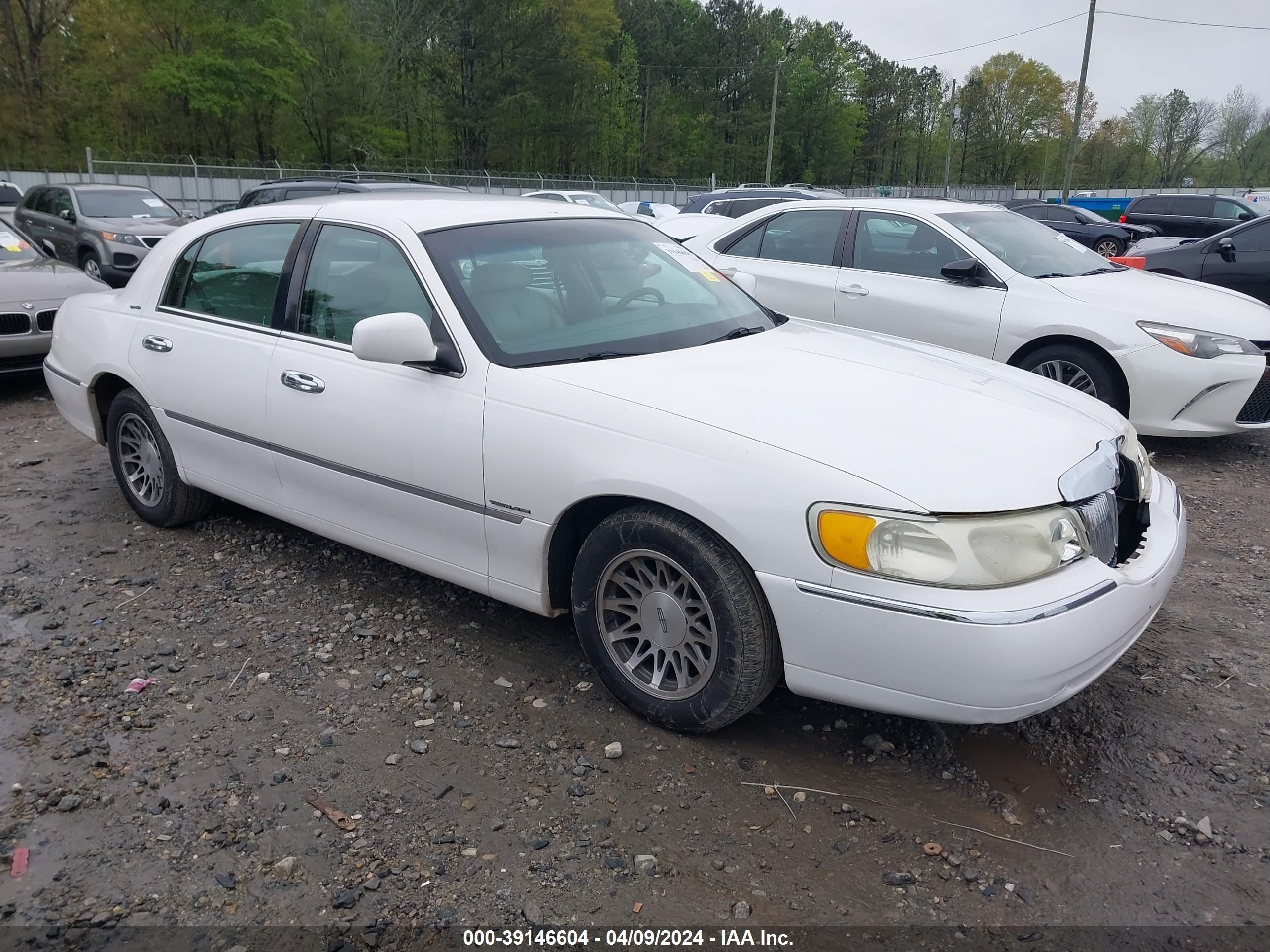 LINCOLN TOWN CAR 2001 1lnhm82w81y734665