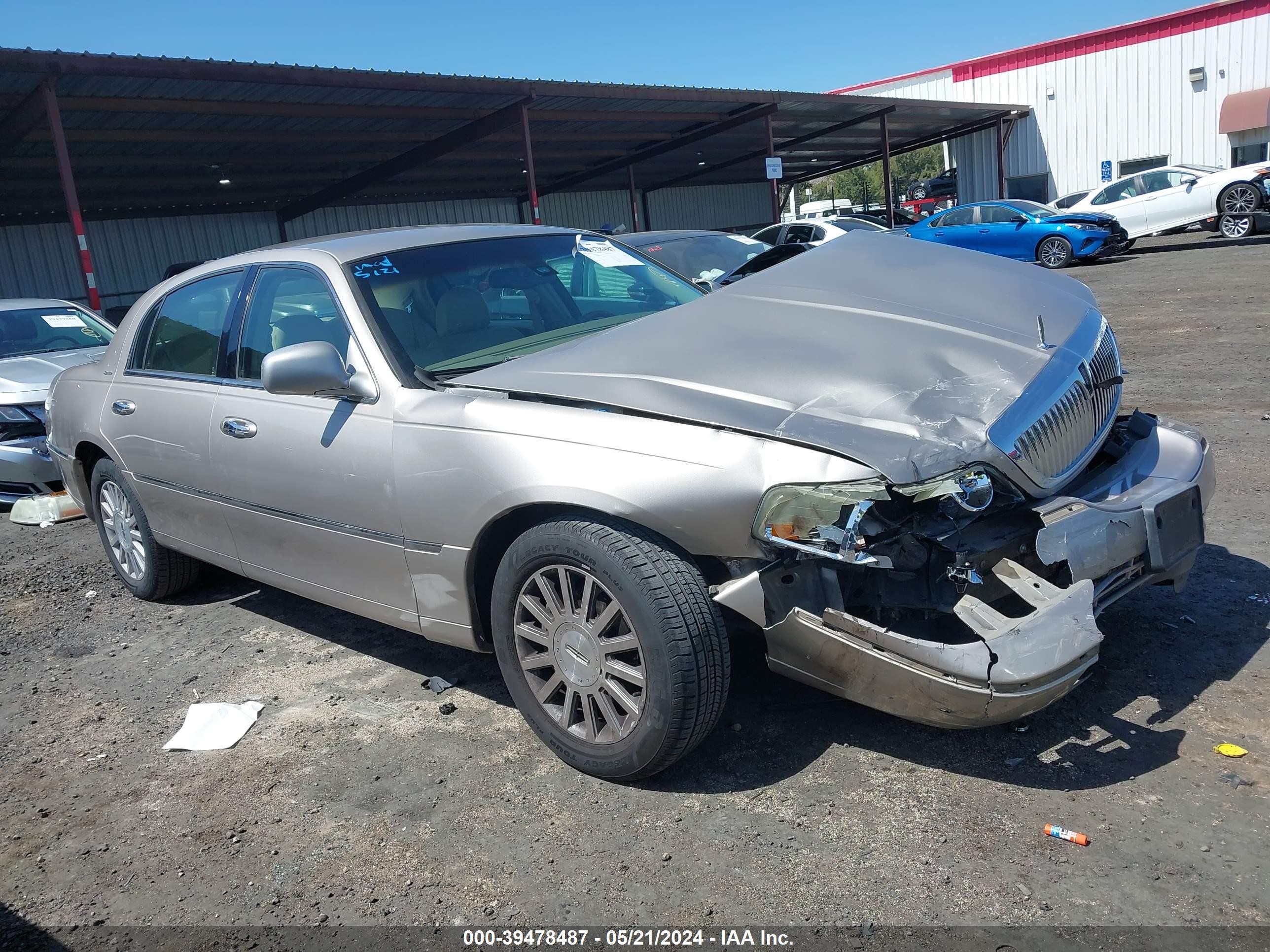 LINCOLN TOWN CAR 2003 1lnhm82w83y612598