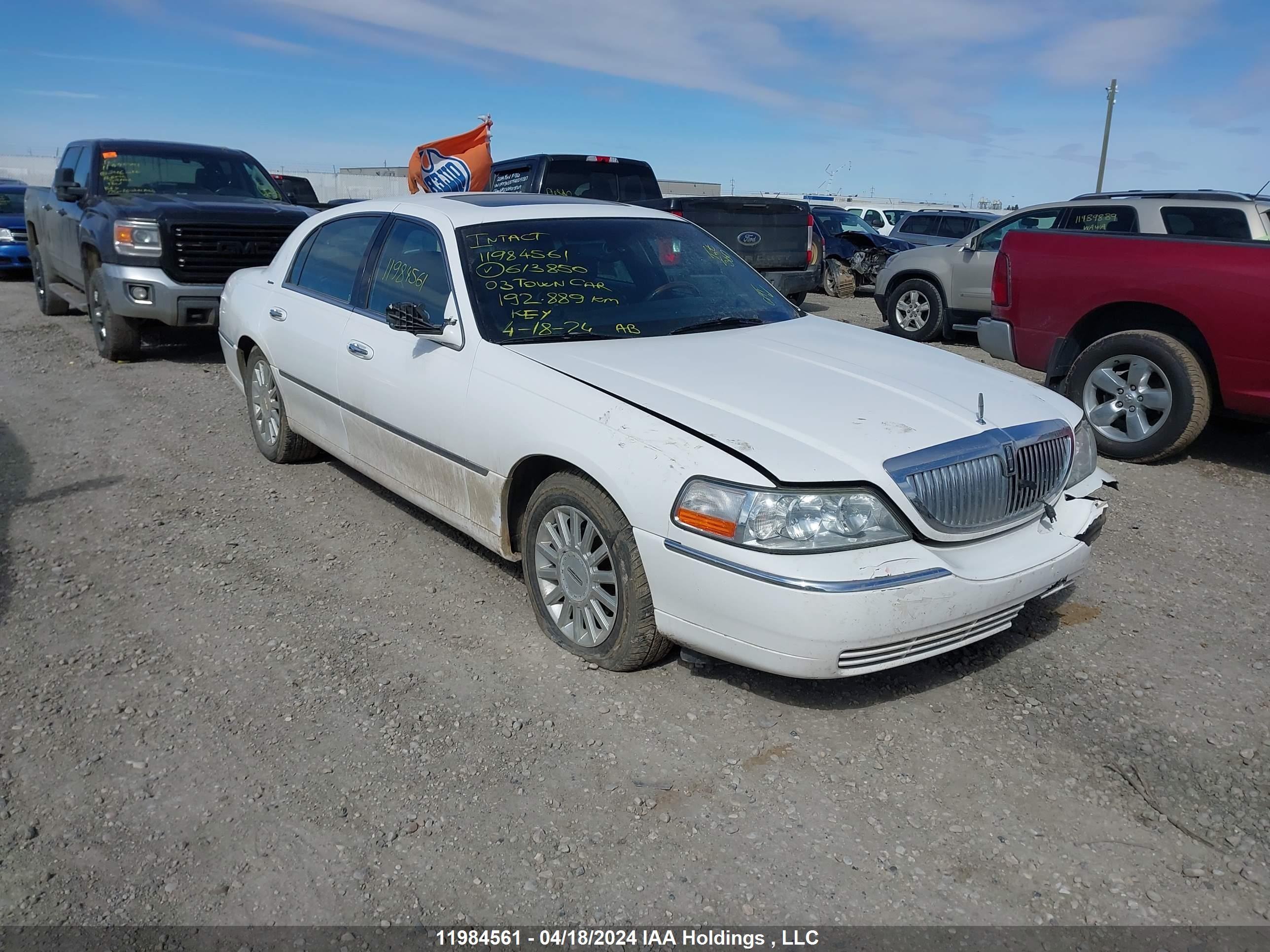 LINCOLN TOWN CAR 2003 1lnhm82w83y613850