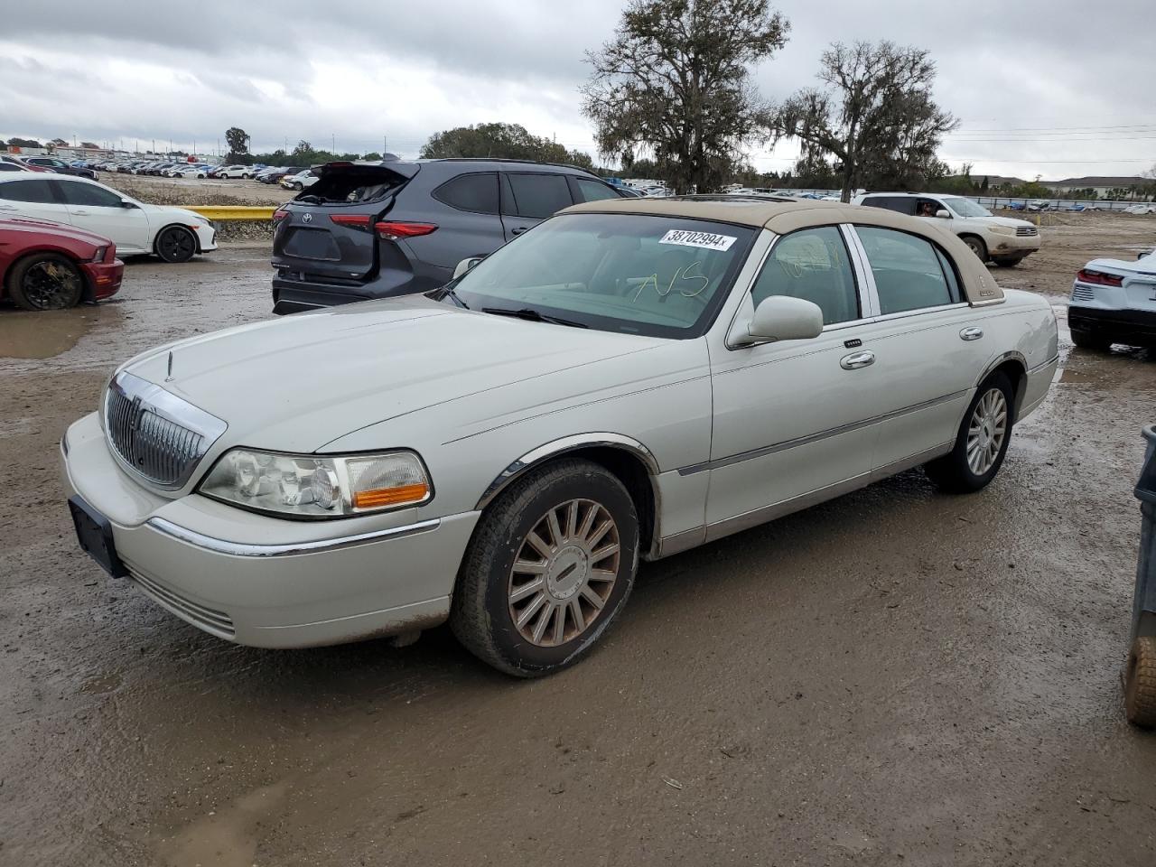 LINCOLN TOWN CAR 2005 1lnhm82w85y617562