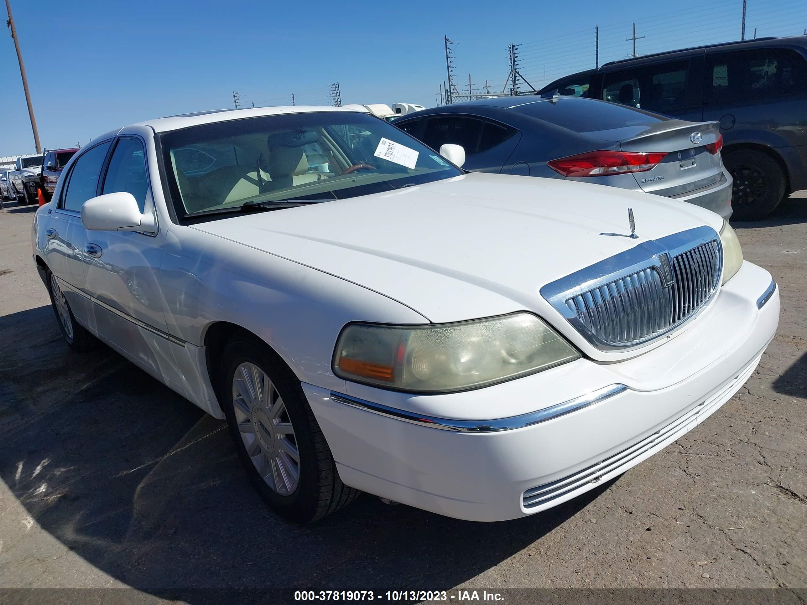 LINCOLN TOWN CAR 2005 1lnhm82w85y652408