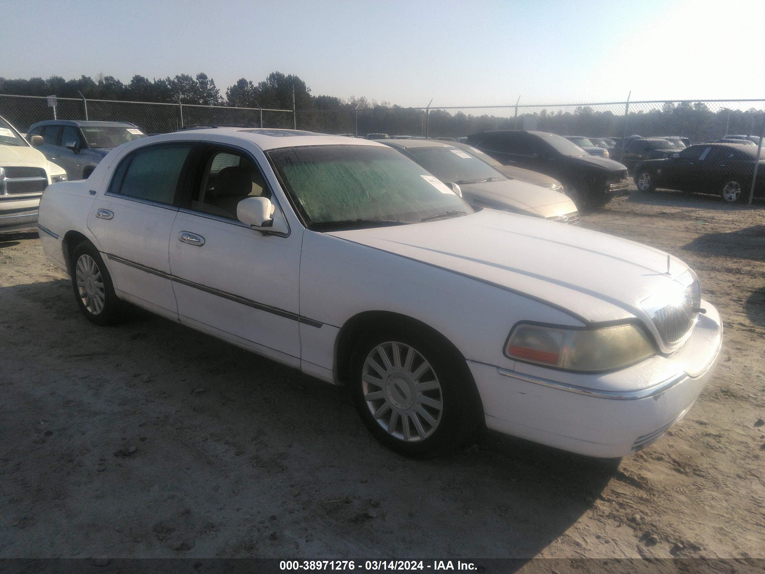 LINCOLN TOWN CAR 2005 1lnhm82w85y661450