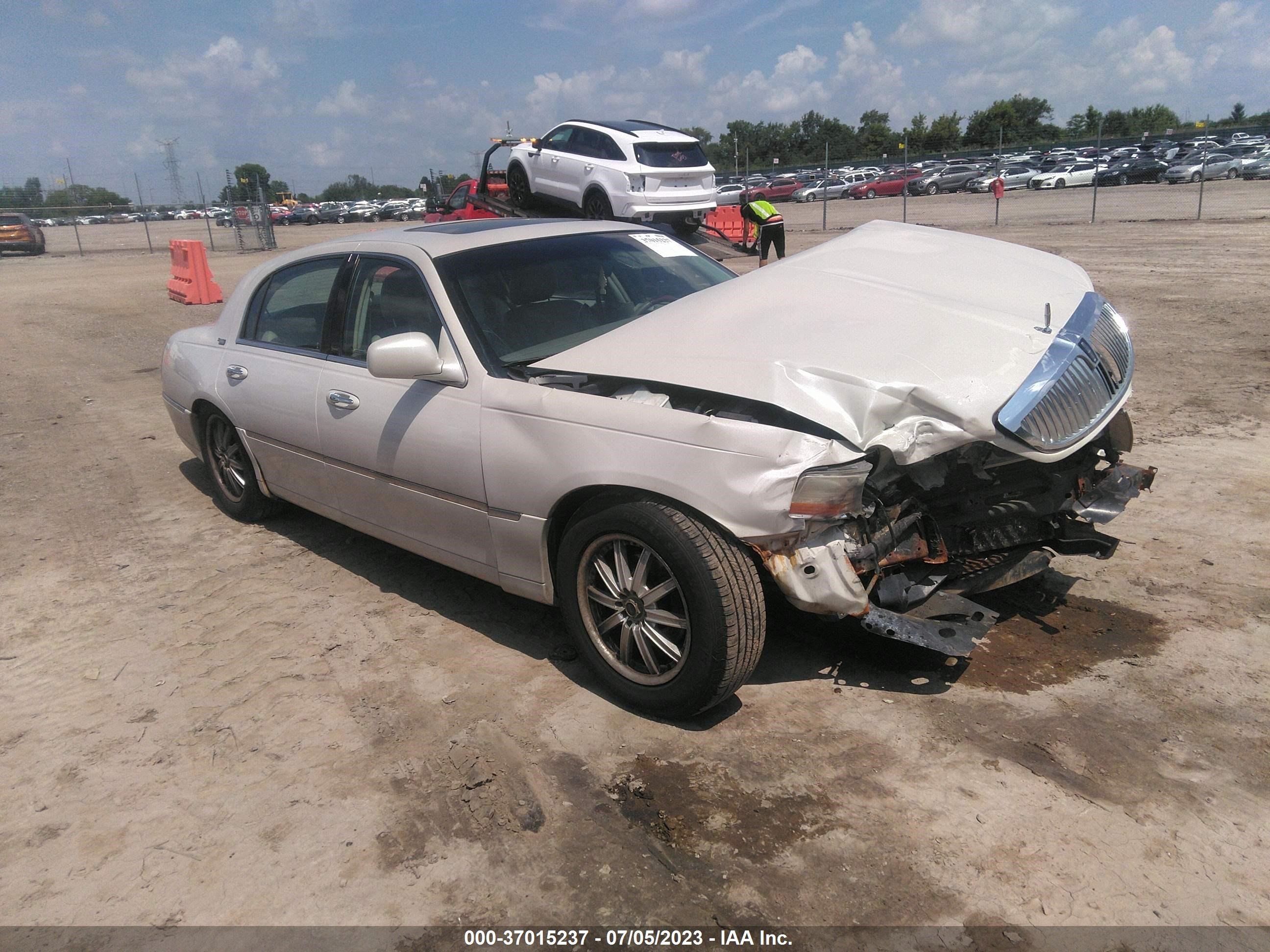 LINCOLN TOWN CAR 2005 1lnhm82w85y662890