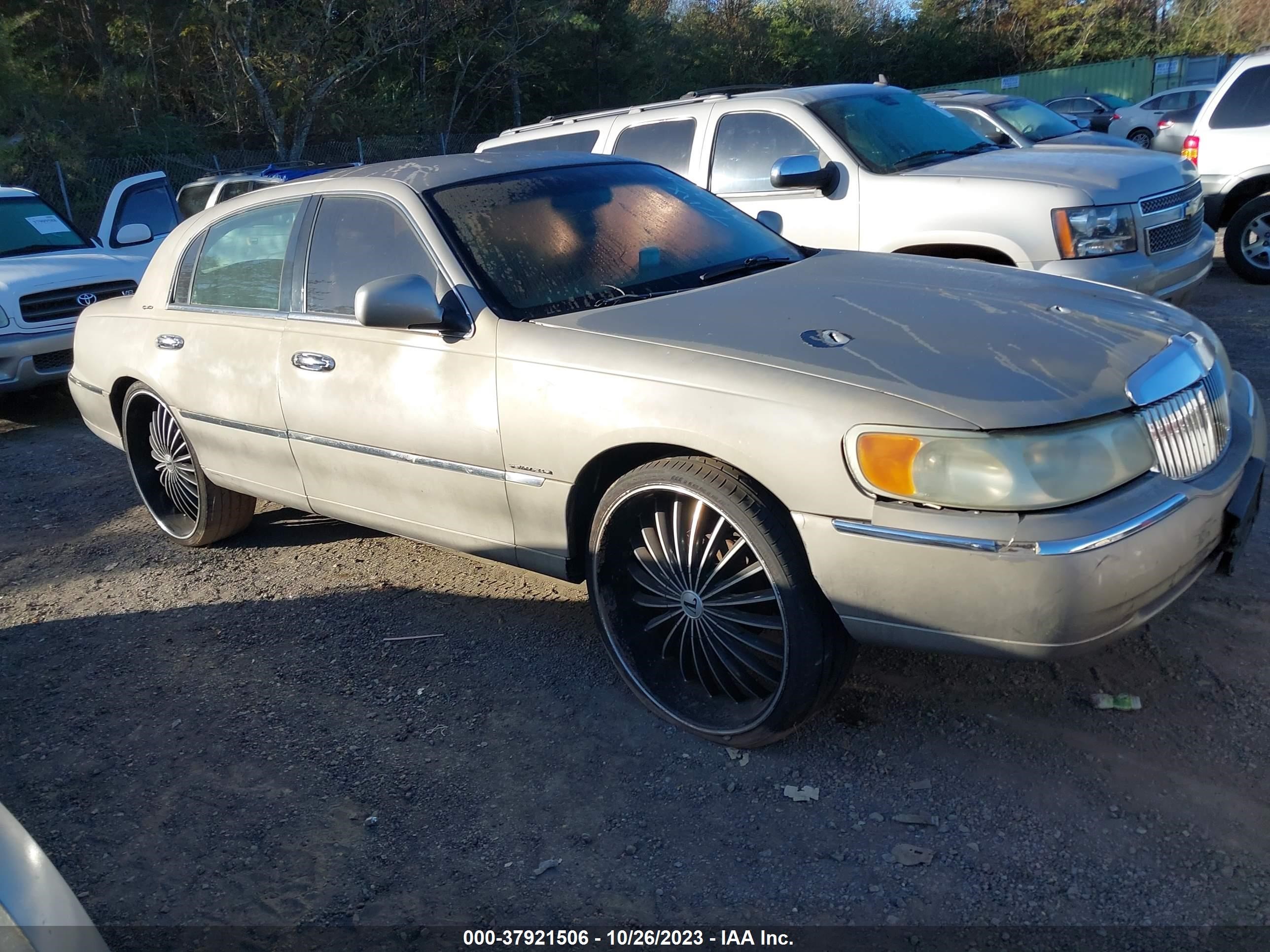 LINCOLN TOWN CAR 2001 1lnhm82w91y691325