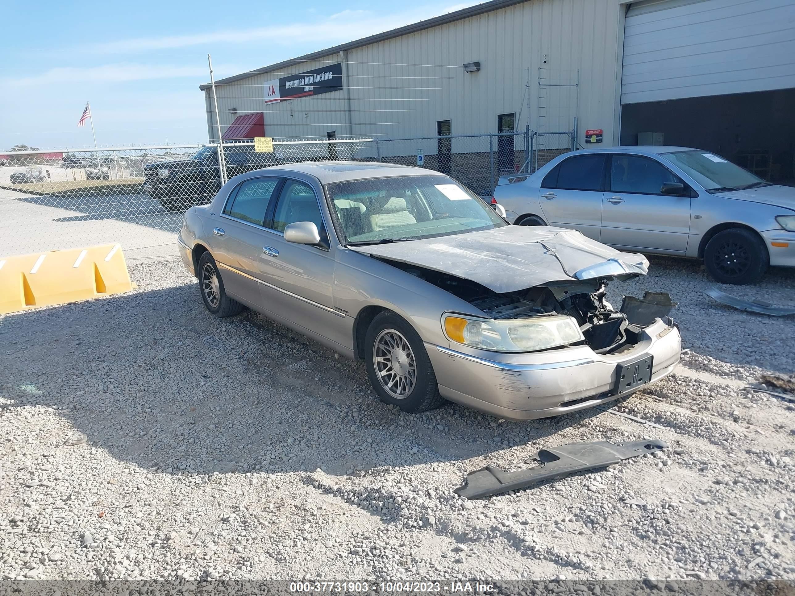 LINCOLN TOWN CAR 2002 1lnhm82w92y623818