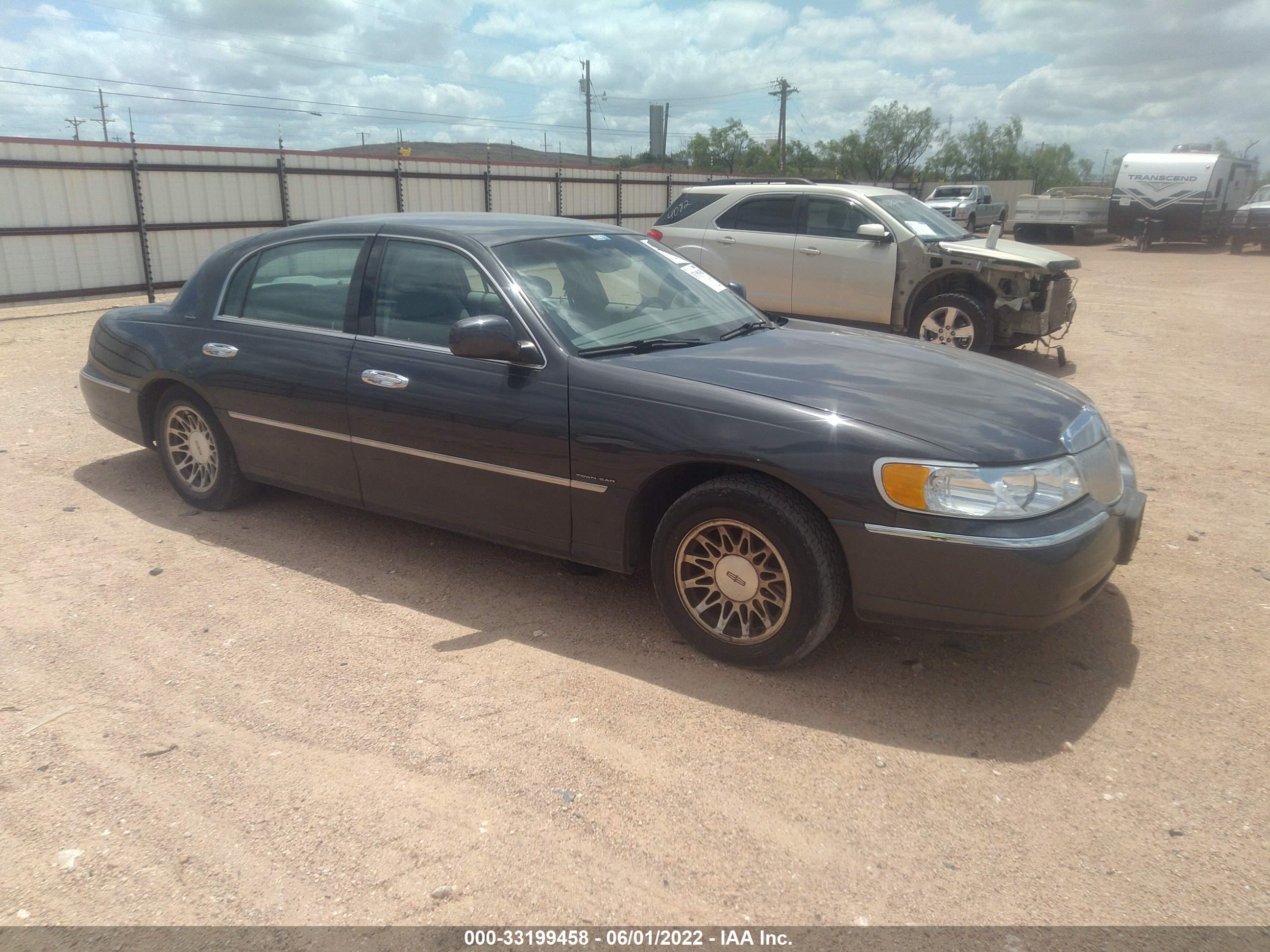 LINCOLN TOWN CAR 2002 1lnhm82w92y649514