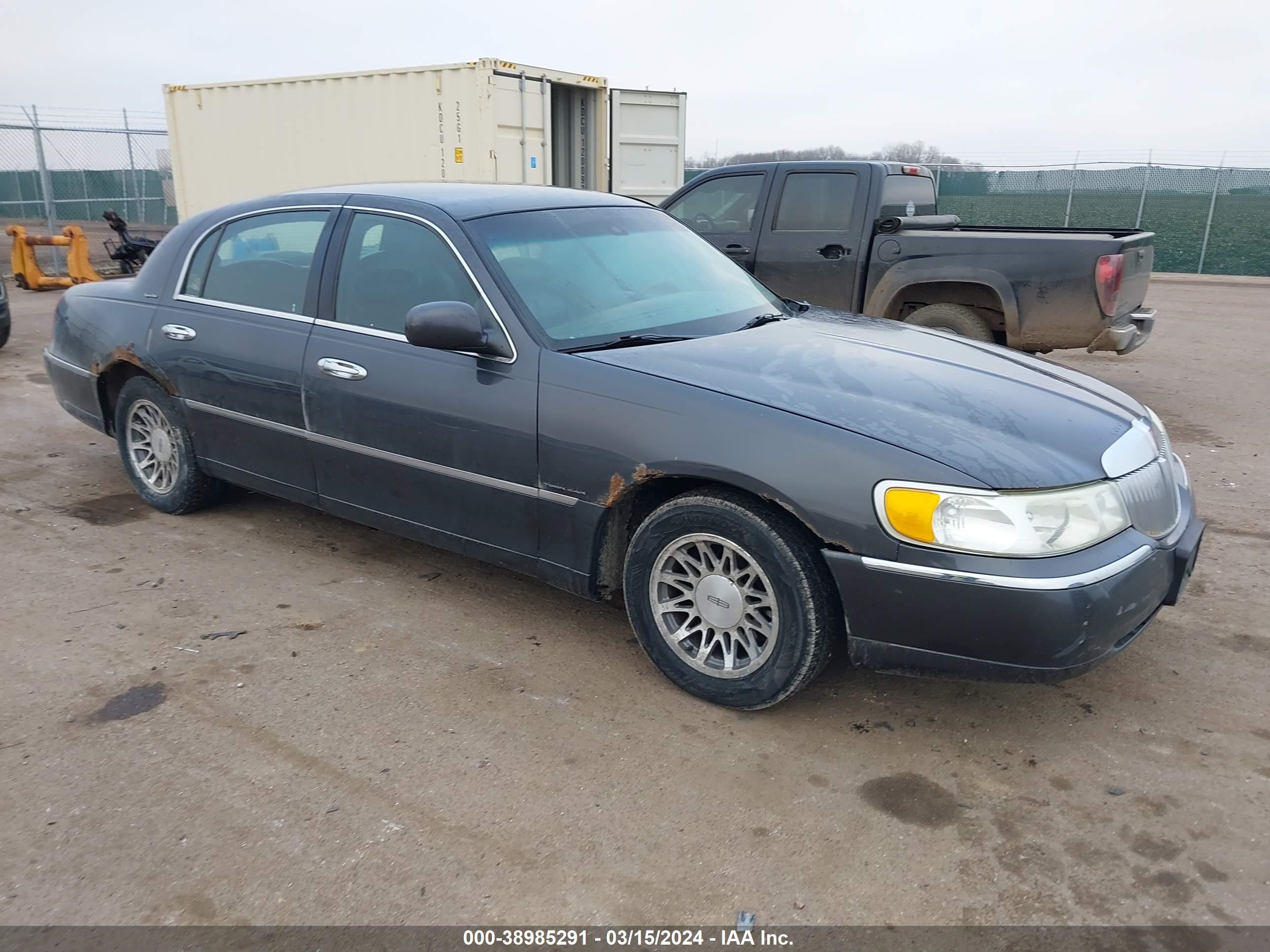 LINCOLN TOWN CAR 2002 1lnhm82w92y658763