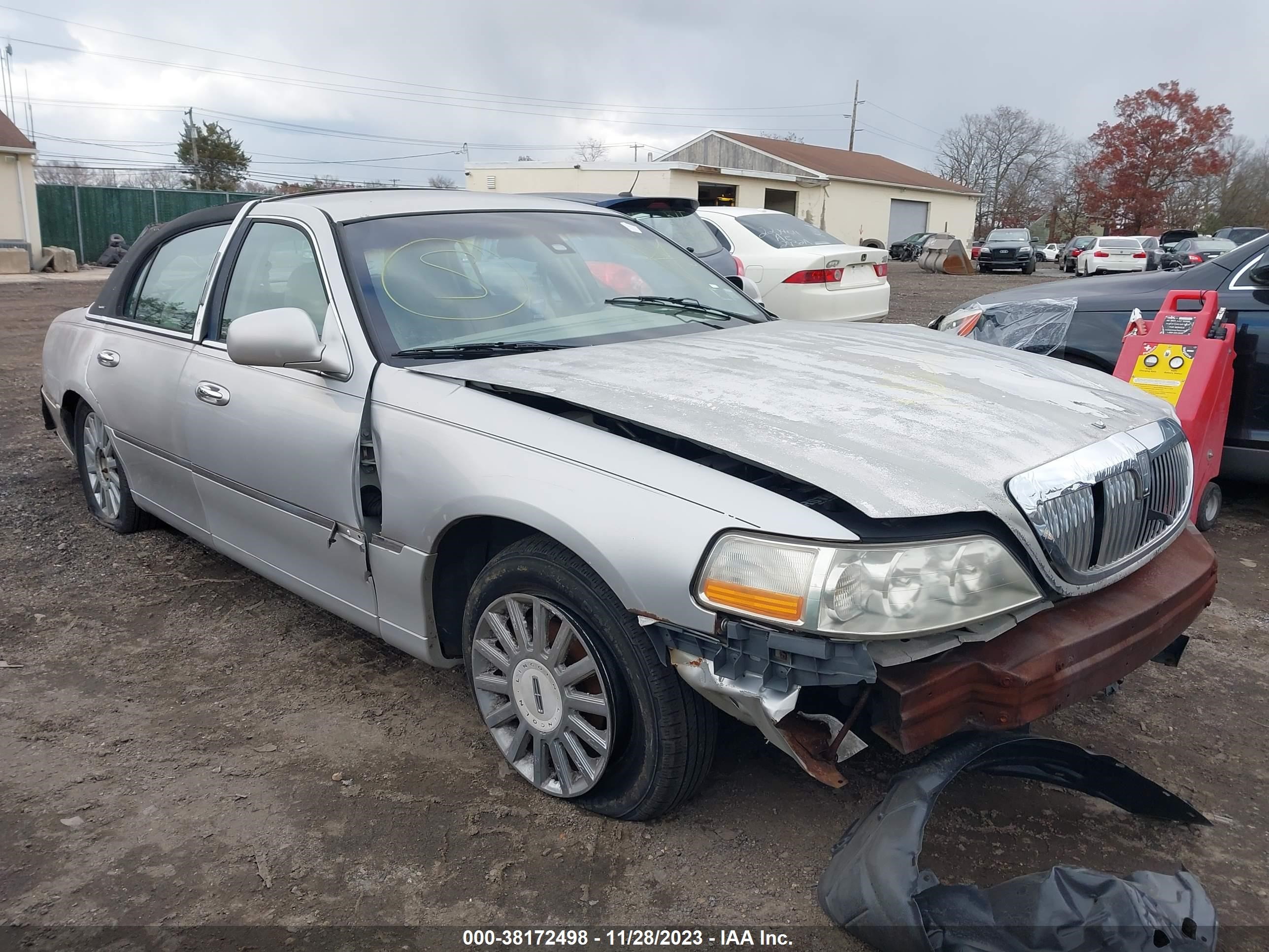 LINCOLN TOWN CAR 2003 1lnhm82w93y695510