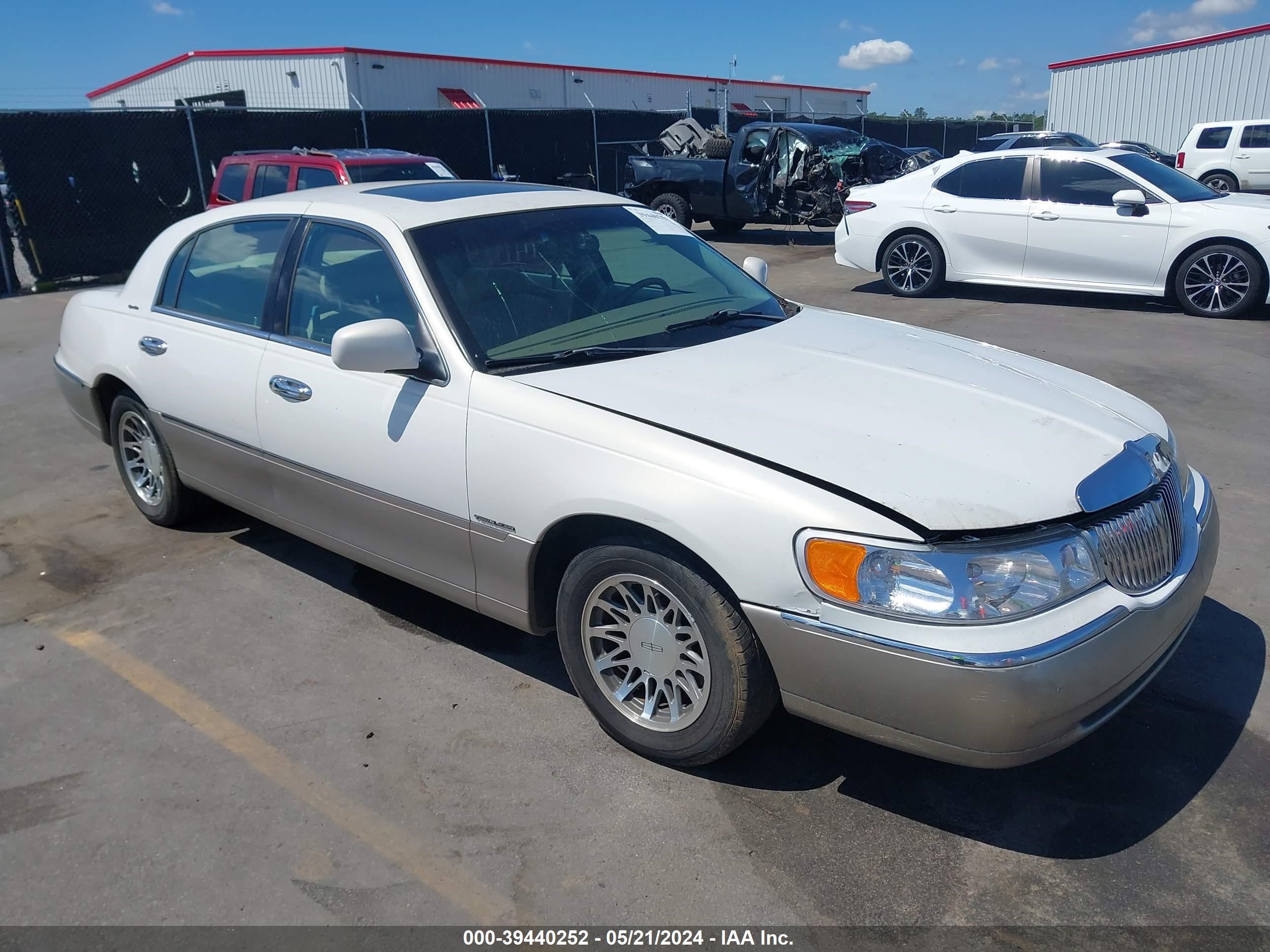 LINCOLN TOWN CAR 2001 1lnhm82wx1y637628