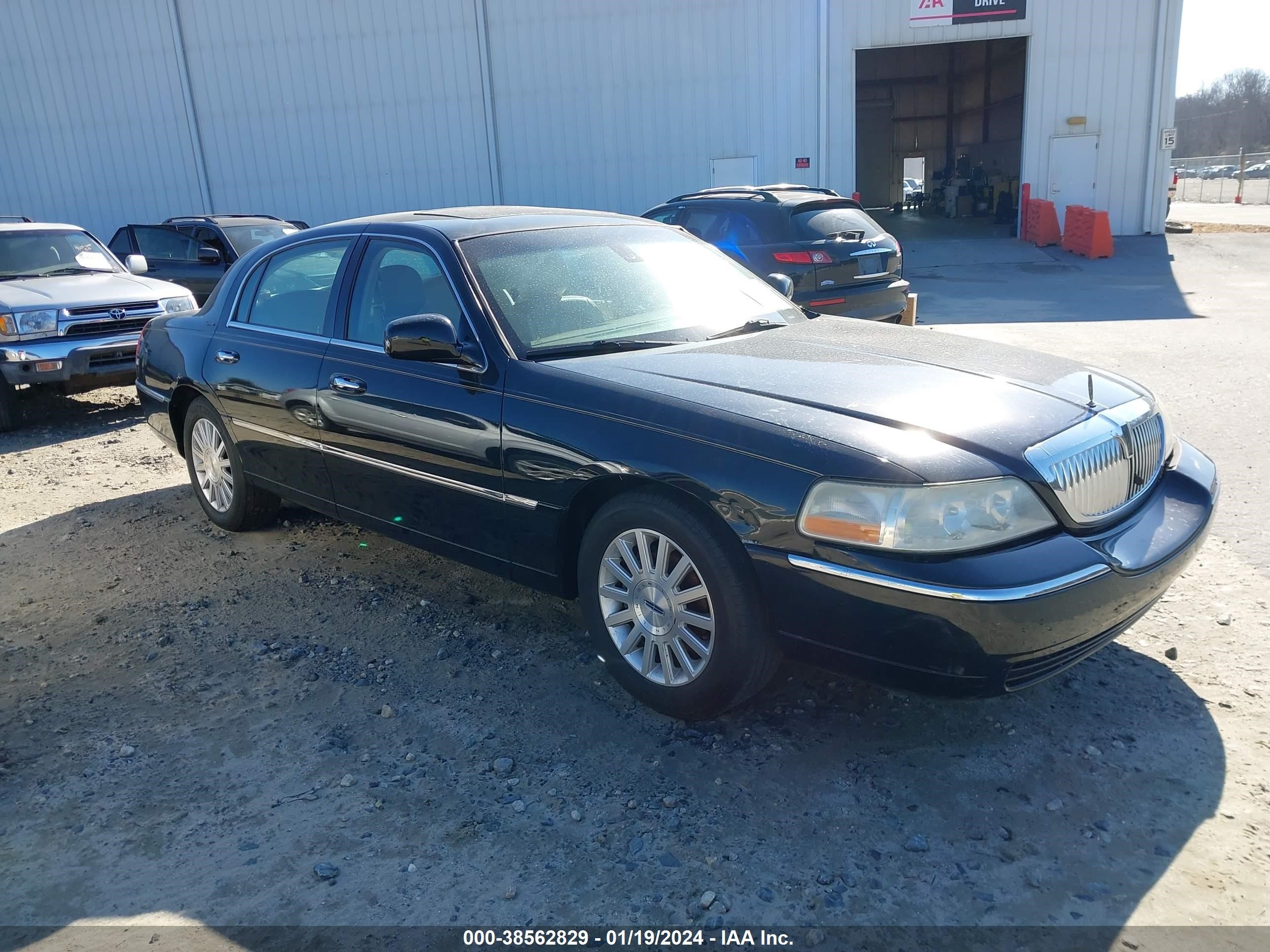 LINCOLN TOWN CAR 2003 1lnhm82wx3y616927